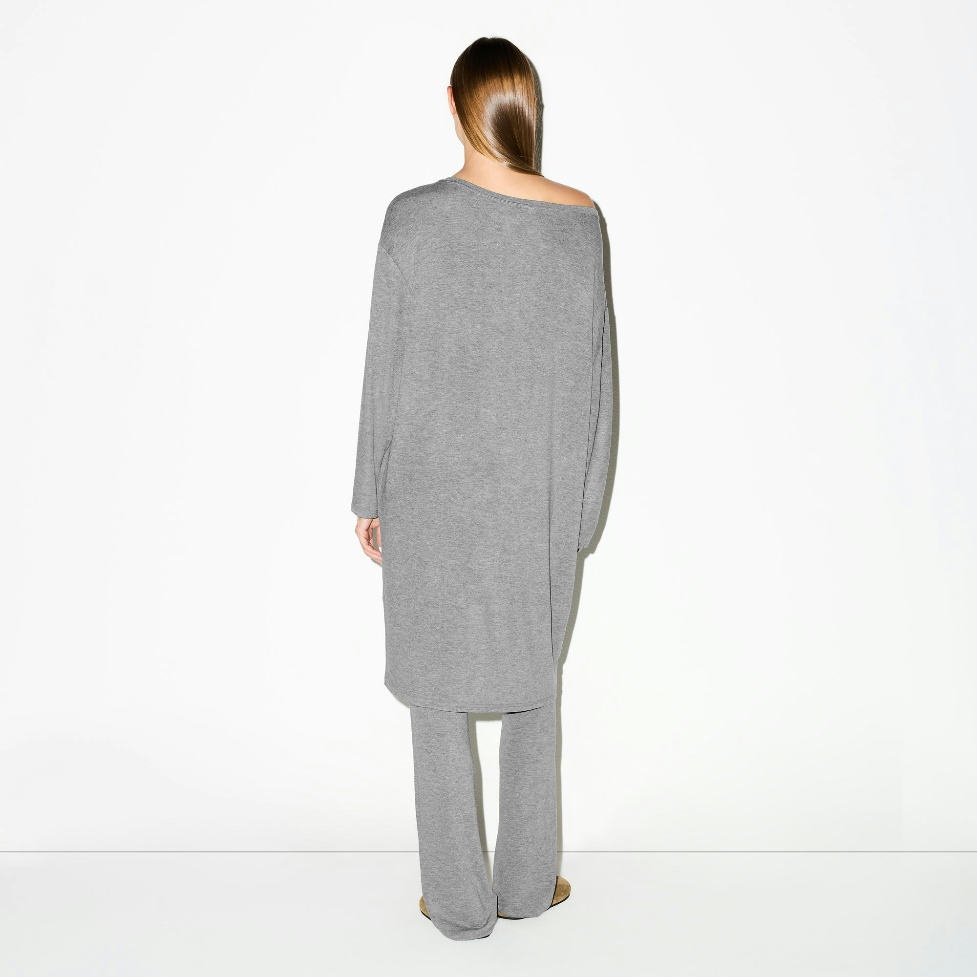 LIGHTWEIGHT MODAL LONG SLEEVE TUNIC | DARK HEATHER GREY ON A MODEL FRONT VIEW @ | FOCUS: 0.0, 1.0, 0.9