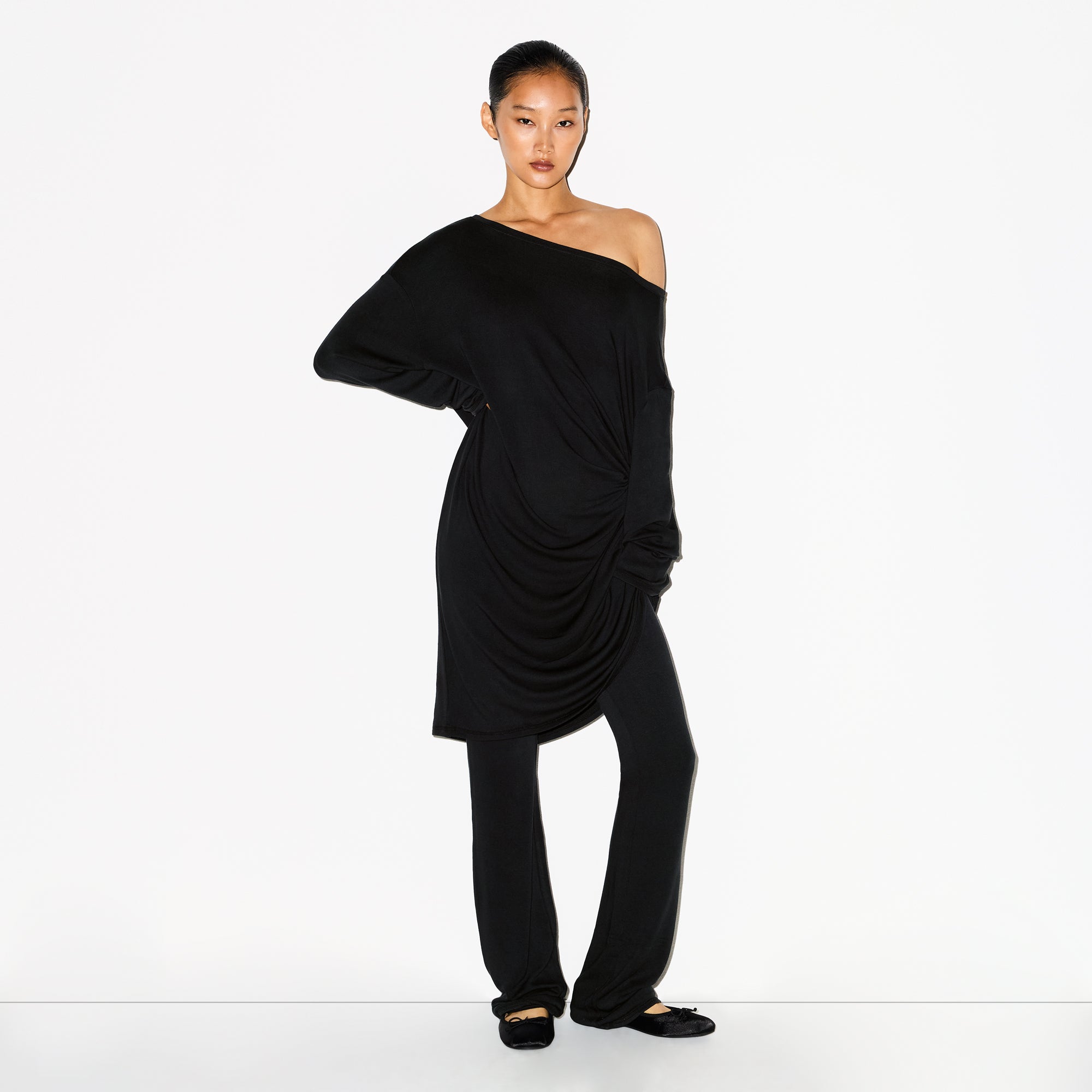 LIGHTWEIGHT MODAL LONG SLEEVE TUNIC | ONYX ON A MODEL FRONT VIEW @ | FOCUS: 0.0, 1.0, 0.9