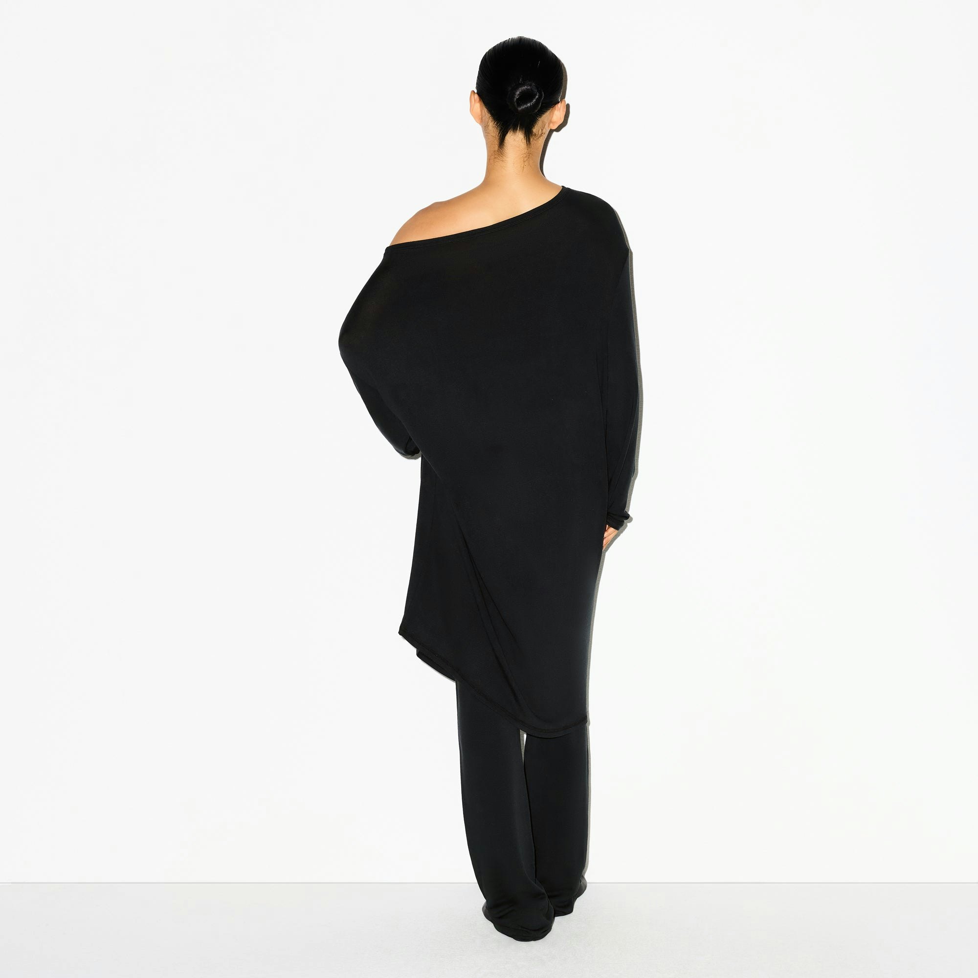 LIGHTWEIGHT MODAL LONG SLEEVE TUNIC | ONYX ON A MODEL FRONT VIEW @ | FOCUS: 0.0, 1.0, 0.9