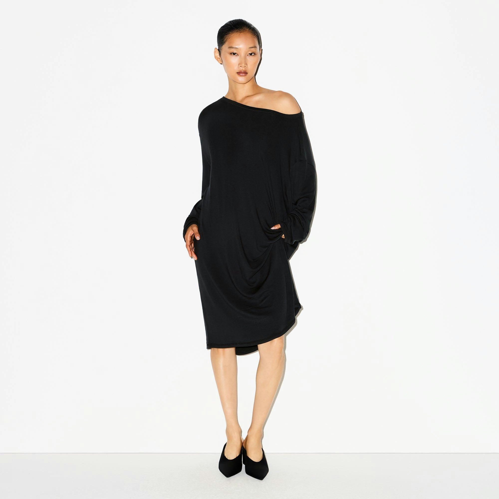 LIGHTWEIGHT MODAL LONG SLEEVE TUNIC | ONYX ON A MODEL FRONT VIEW @ | FOCUS: 0.0, 1.0, 0.9