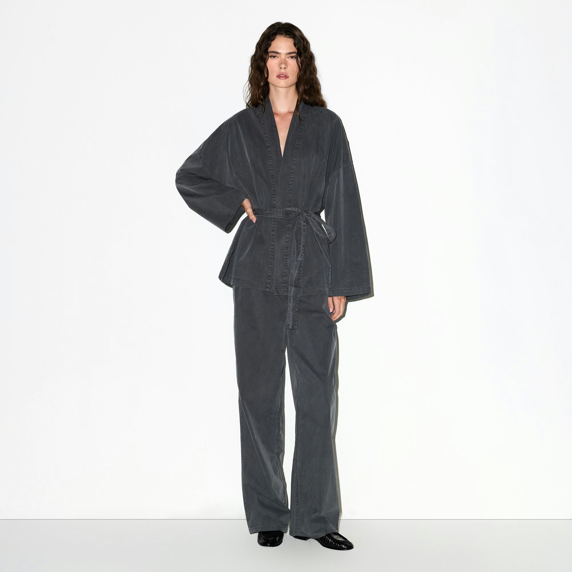 WOVEN LOUNGE OVERSIZED WRAP TOP | ASH ON A MODEL FRONT VIEW @ | FOCUS: 0.0, 1.0, 0.9