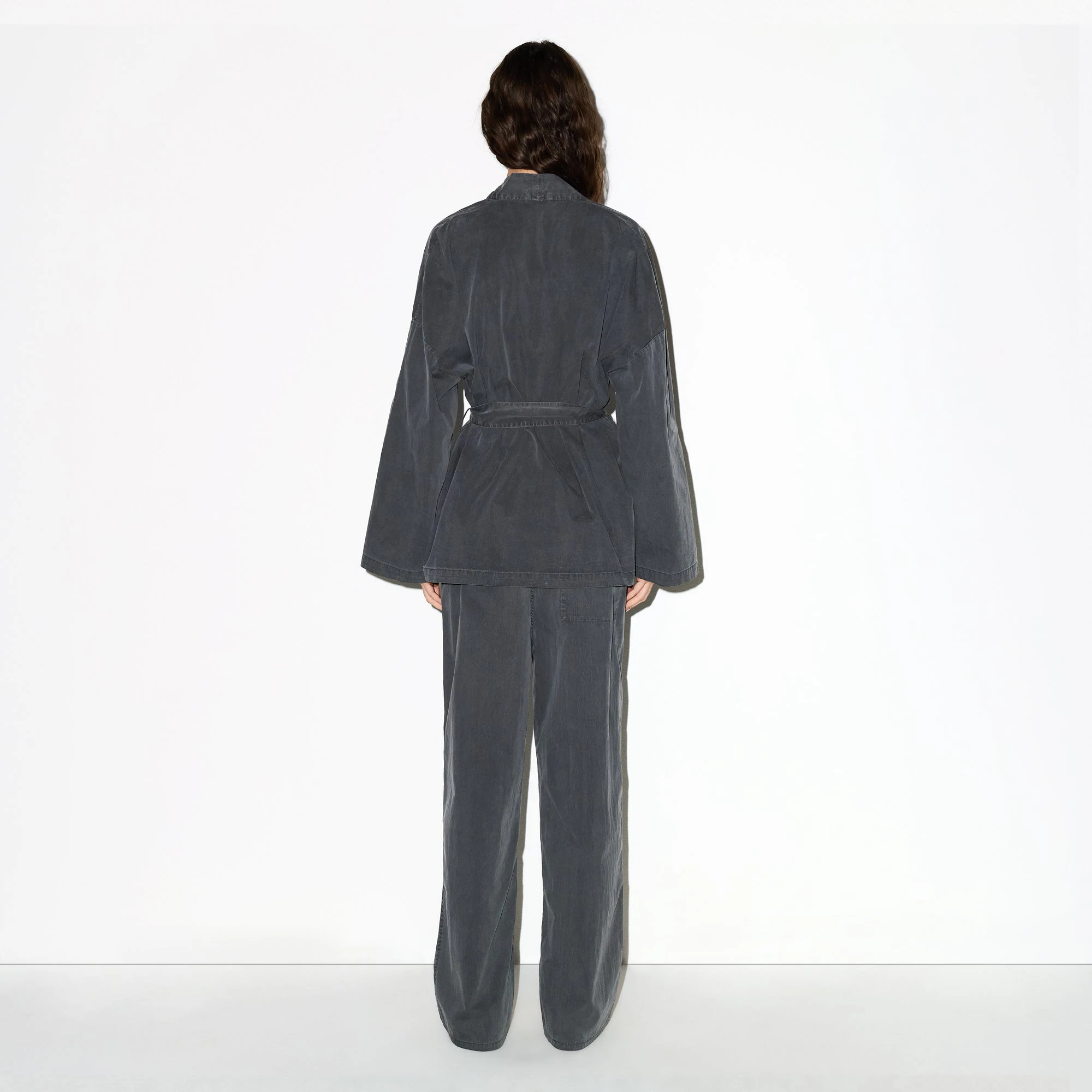 WOVEN LOUNGE OVERSIZED WRAP TOP | ASH ON A MODEL FRONT VIEW @ | FOCUS: 0.0, 1.0, 0.9