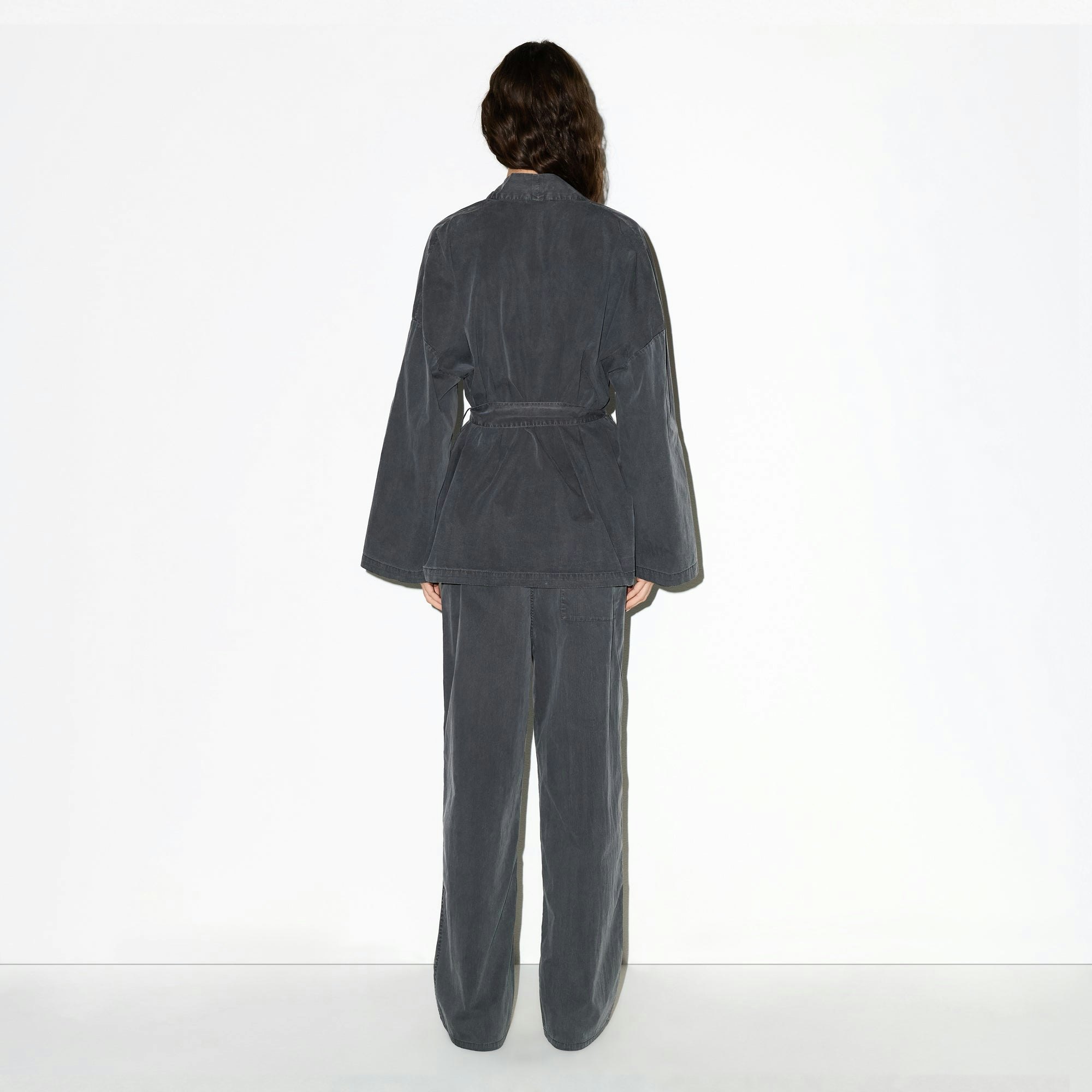 WOVEN LOUNGE OVERSIZED WRAP TOP | ASH ON A MODEL FRONT VIEW @ | FOCUS: 0.0, 1.0, 0.9