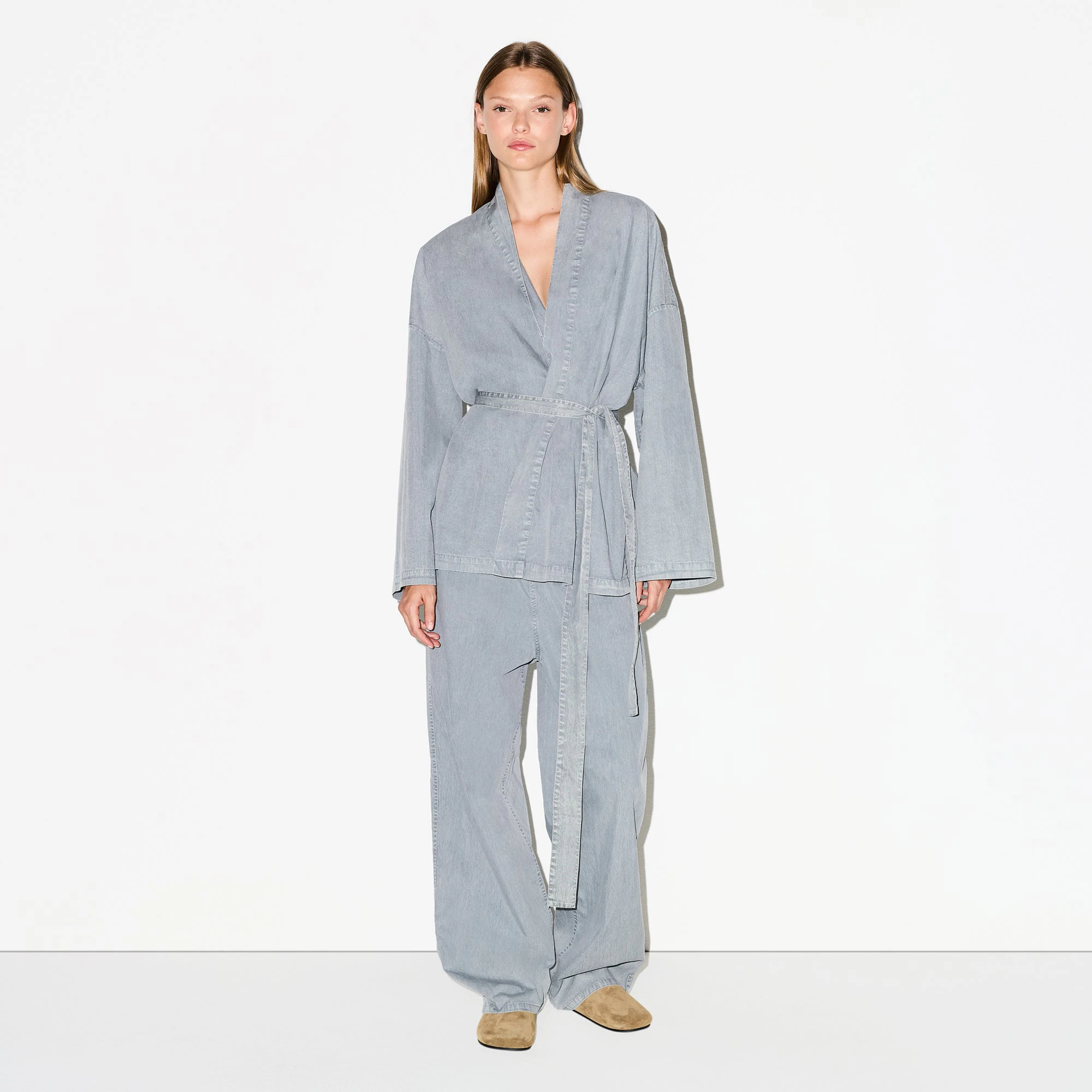 WOVEN LOUNGE OVERSIZED WRAP TOP | PACIFIC ON A MODEL FRONT VIEW @ | FOCUS: 0.0, 1.0, 0.9