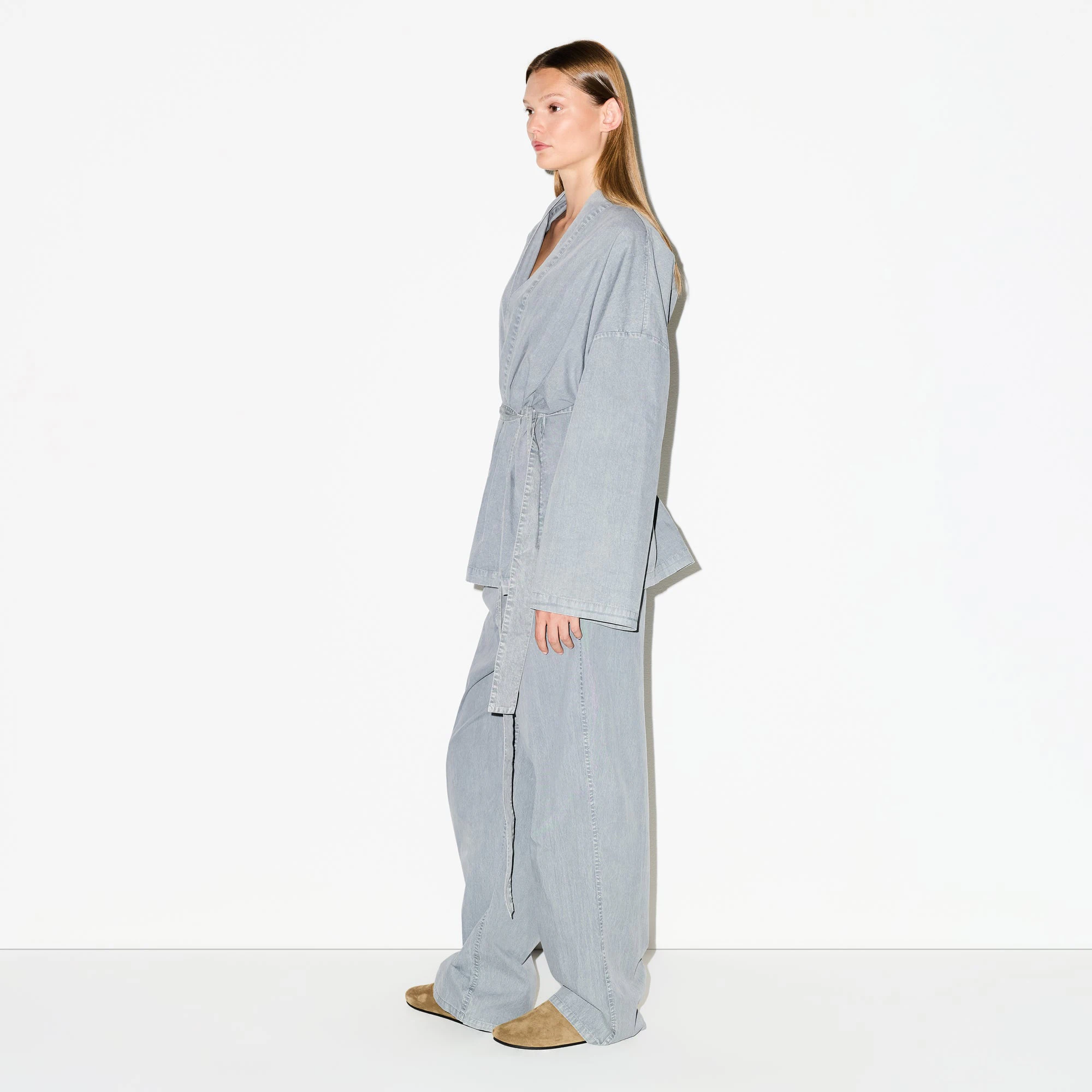 WOVEN LOUNGE OVERSIZED WRAP TOP | PACIFIC ON A MODEL FRONT VIEW @ | FOCUS: 0.0, 1.0, 0.9