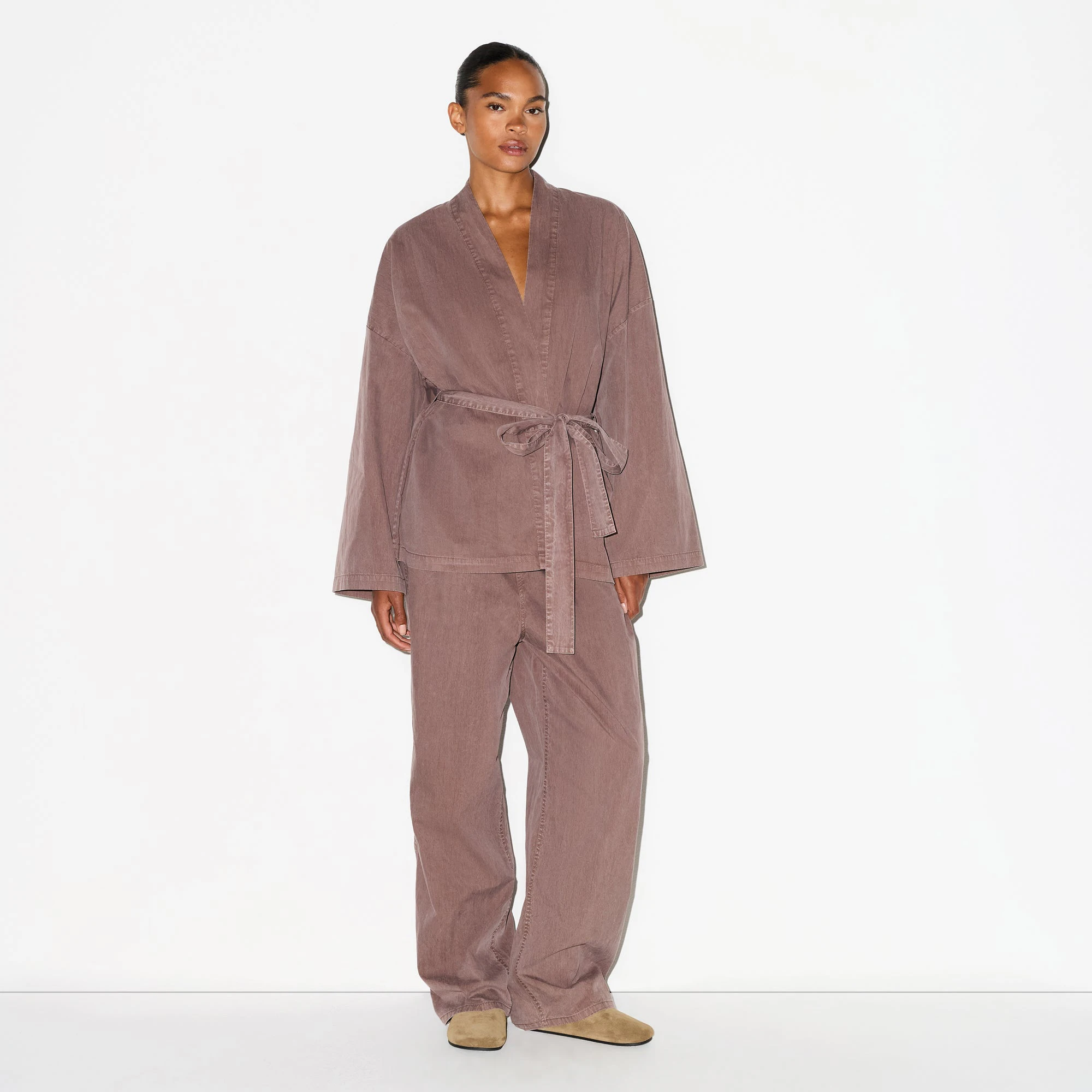 WOVEN LOUNGE OVERSIZED WRAP TOP | UMBER ON A MODEL FRONT VIEW @ | FOCUS: 0.0, 1.0, 0.9