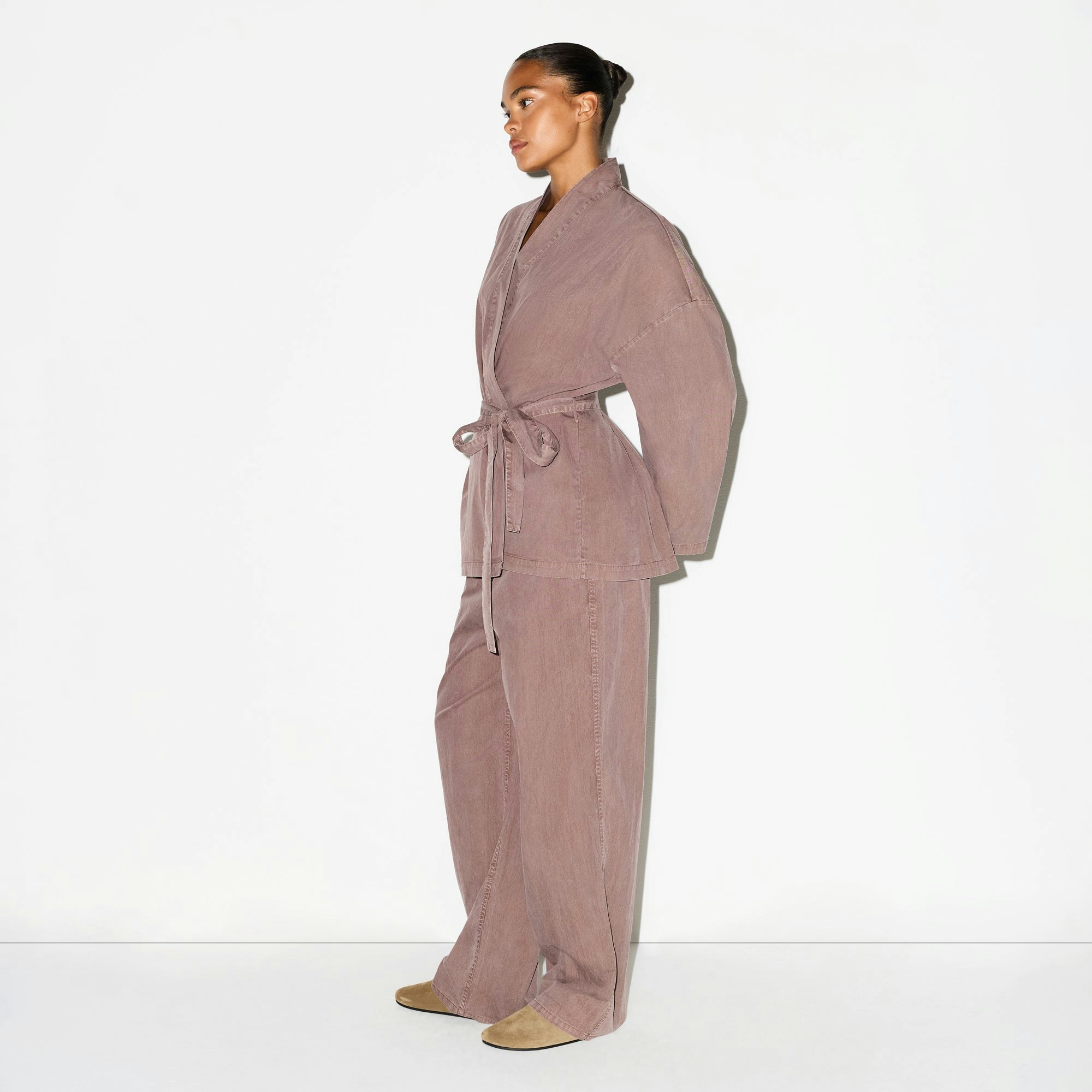 WOVEN LOUNGE OVERSIZED WRAP TOP | UMBER ON A MODEL FRONT VIEW @ | FOCUS: 0.0, 1.0, 0.9
