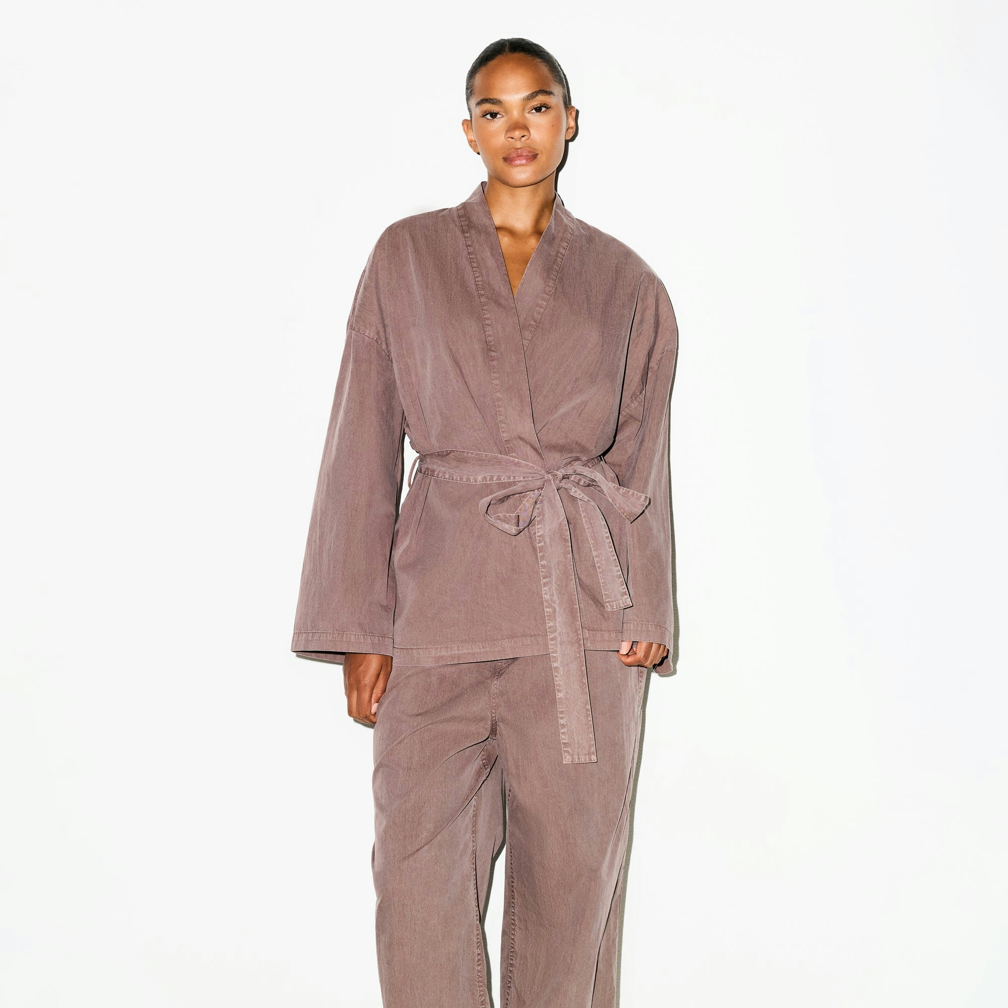 WOVEN LOUNGE OVERSIZED WRAP TOP | UMBER ON A MODEL SIDE VIEW @ | FOCUS: 0.0, 1.0, 0.9