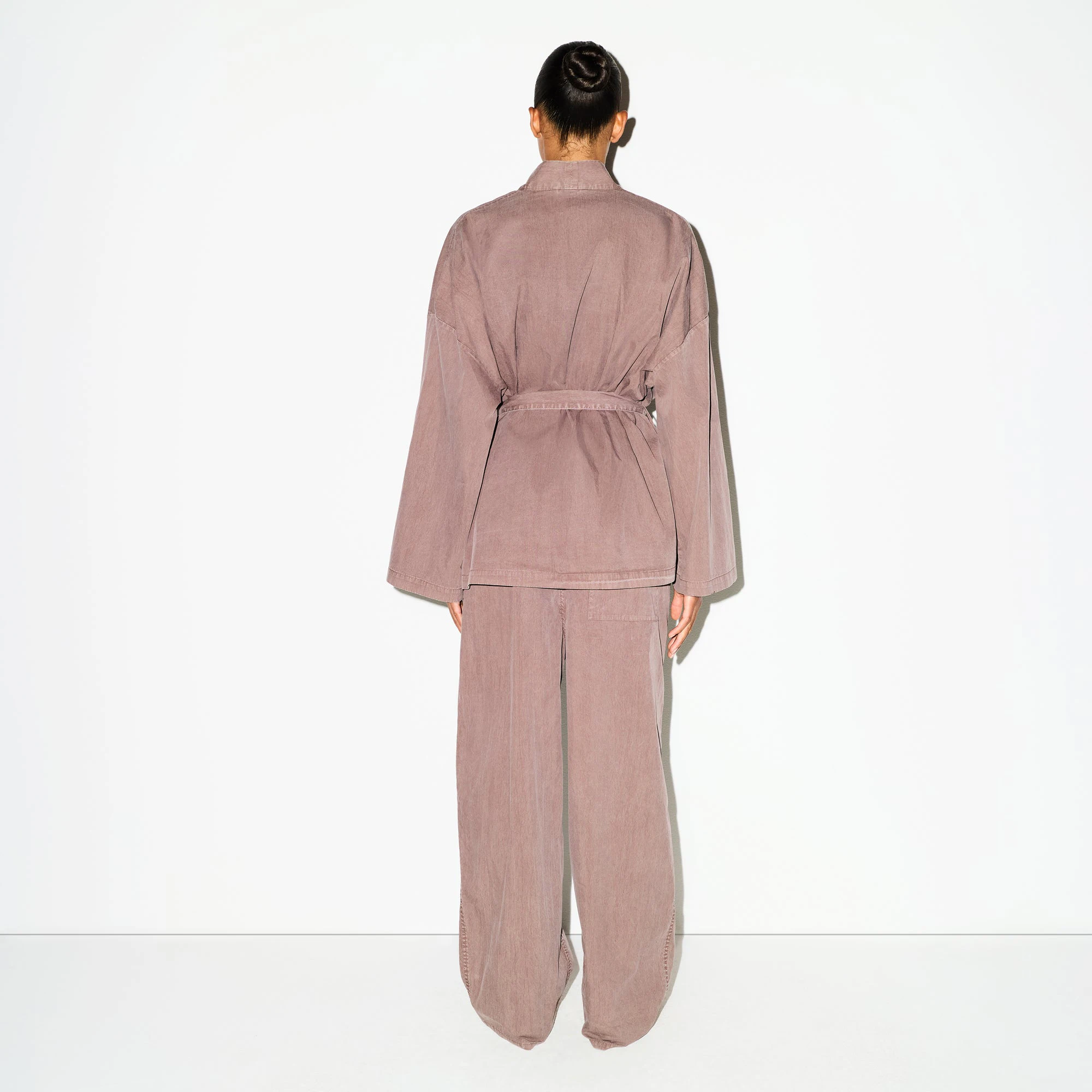 WOVEN LOUNGE OVERSIZED WRAP TOP | UMBER ON A MODEL FRONT VIEW @ | FOCUS: 0.0, 1.0, 0.9
