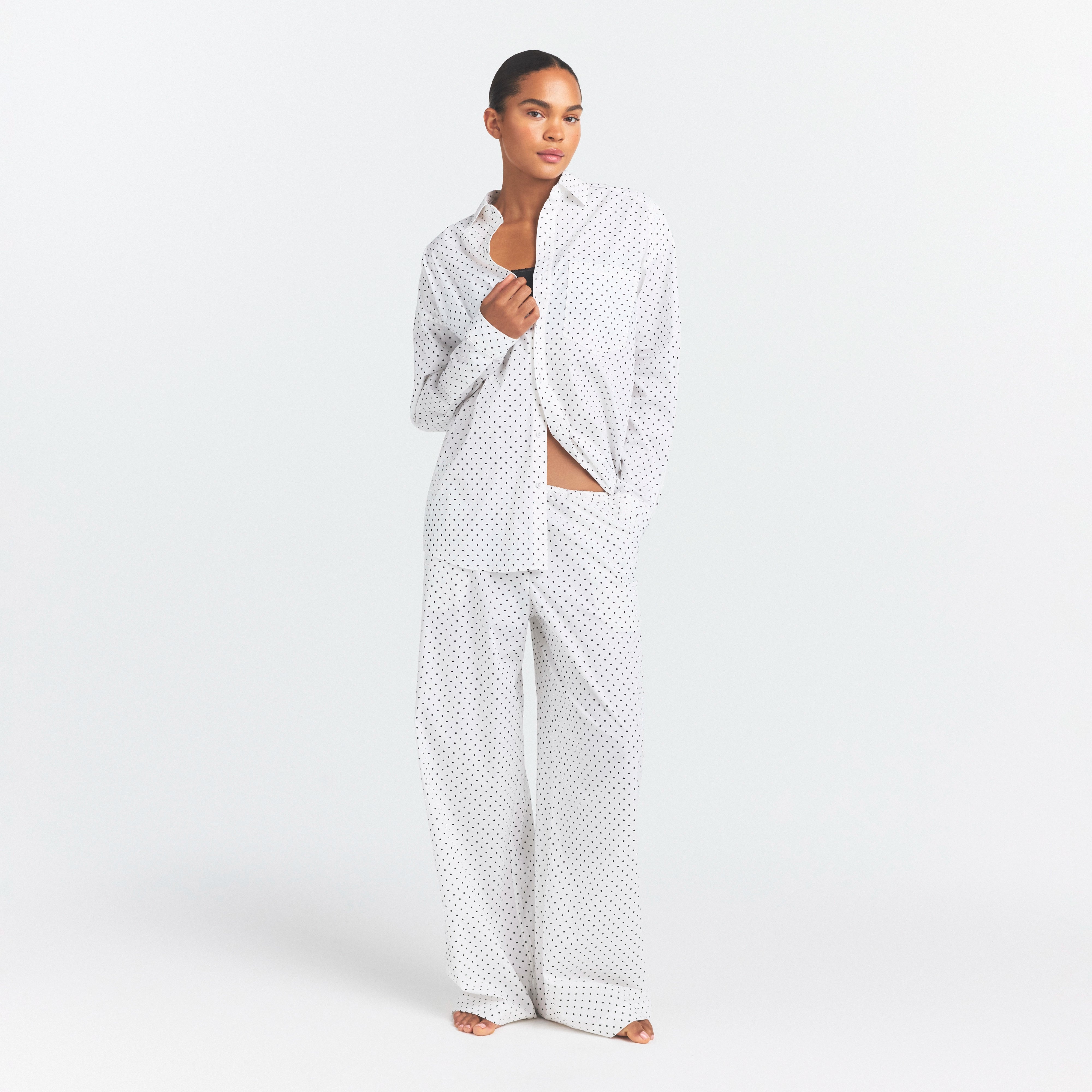 COTTON POPLIN OVERSIZED SLEEP SET | ONYX DOT PRINT ON A MODEL FRONT VIEW @ | FOCUS: 0.0, 1.0, 0.9