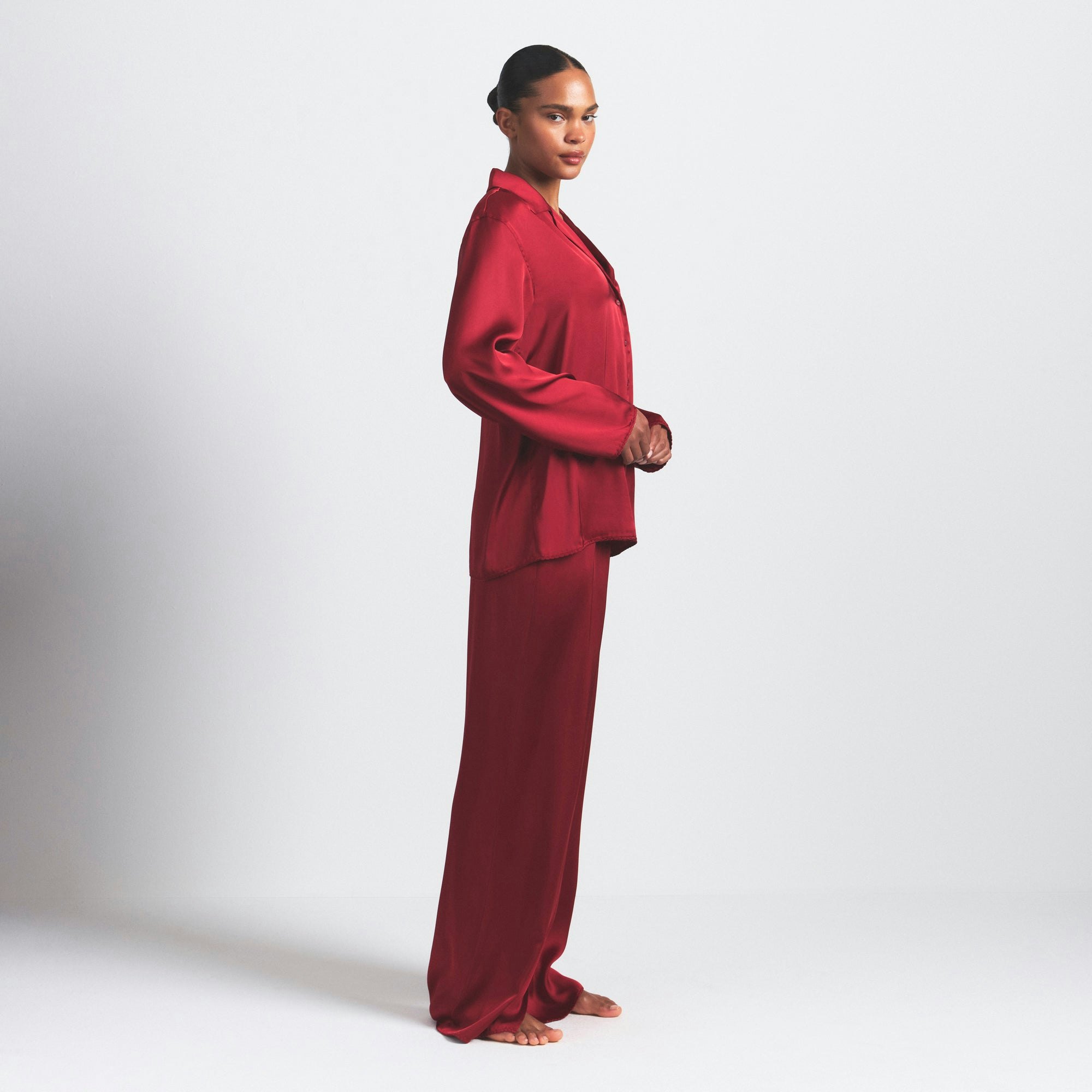 WOVEN SHINE LONG SLEEP SET | BRICK ON A MODEL SIDE VIEW @ | FOCUS: 0.0, 1.0, 0.9