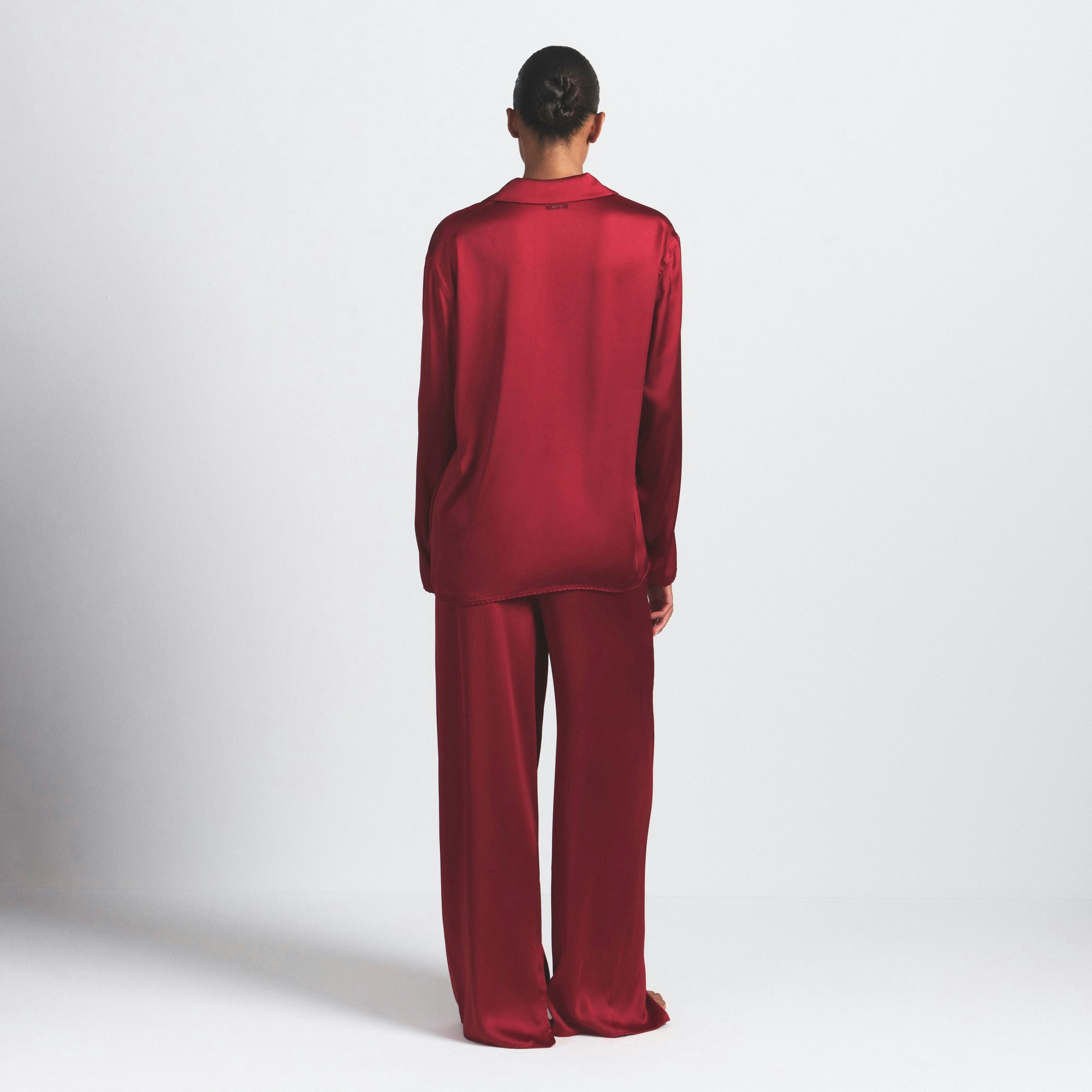 WOVEN SHINE LONG SLEEP SET | BRICK ON A MODEL SIDE VIEW @ | FOCUS: 0.0, 1.0, 0.9