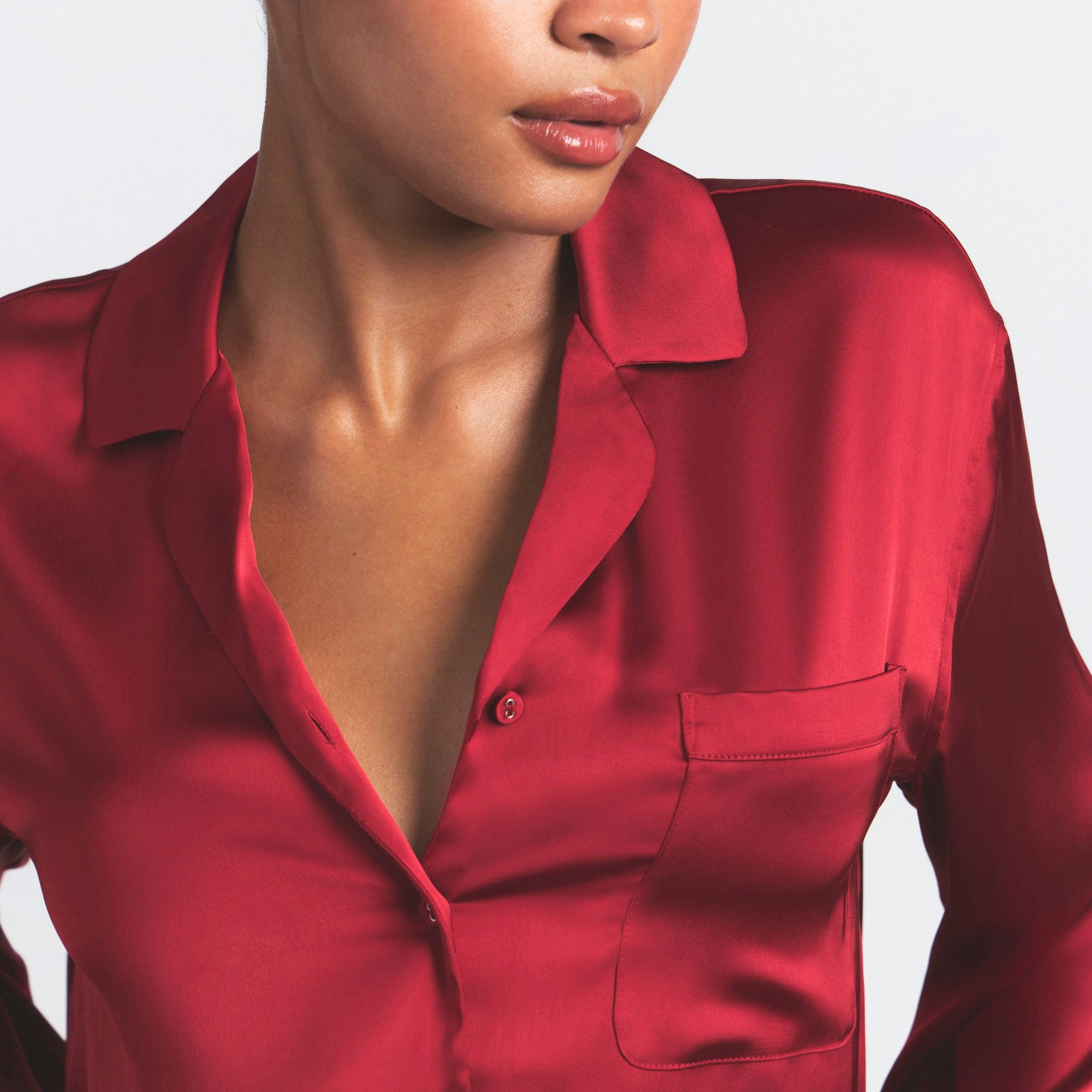 WOVEN SHINE LONG SLEEP SET | BRICK ON A MODEL SIDE VIEW @ | FOCUS: 0.0, 1.0, 0.9