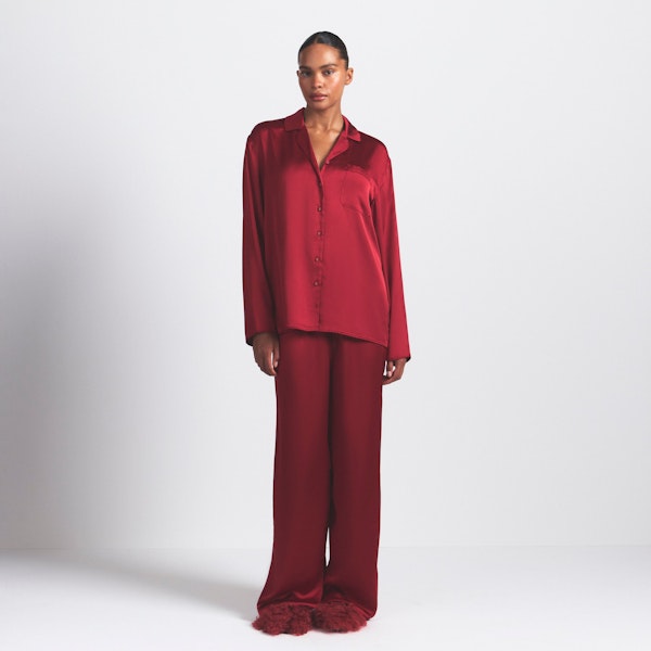 WOVEN SHINE LONG SLEEP SET | BRICK ON A MODEL FRONT VIEW @ | FOCUS: 0.0, 1.0, 0.9