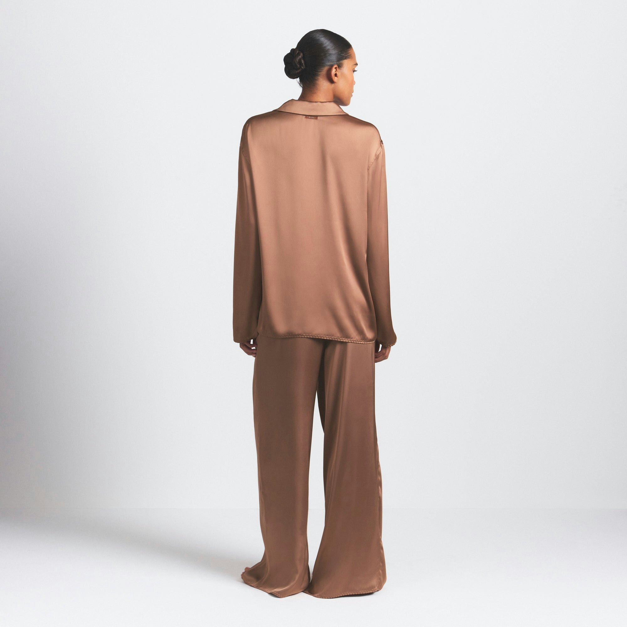 WOVEN SHINE LONG SLEEP SET | SIENNA ON A MODEL SIDE VIEW @ | FOCUS: 0.0, 1.0, 0.9