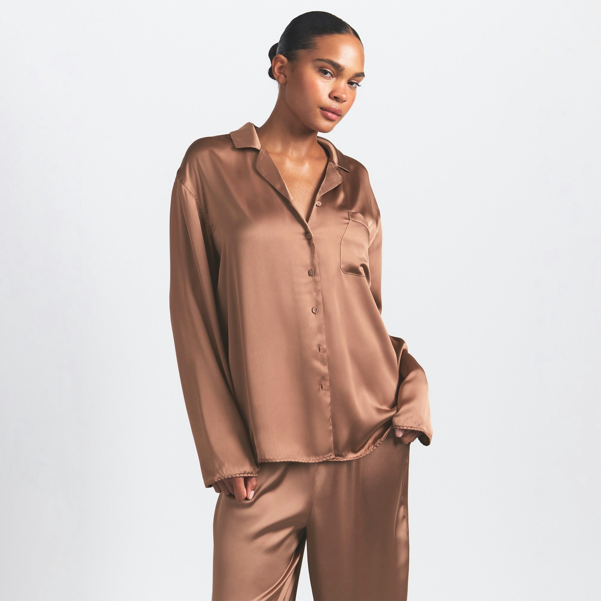 WOVEN SHINE LONG SLEEP SET | SIENNA ON A MODEL SIDE VIEW @ | FOCUS: 0.0, 1.0, 0.9