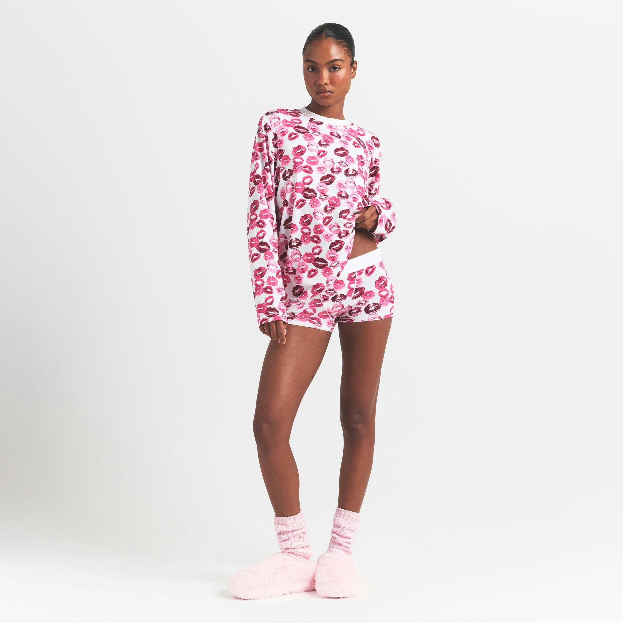 BOYFRIEND LONG SLEEVE T-SHIRT AND SHORT BOXER SET | PINK ALLOVER LIPSTICK ON A MODEL FRONT VIEW @ | FOCUS: 0.0, 1.0, 0.9