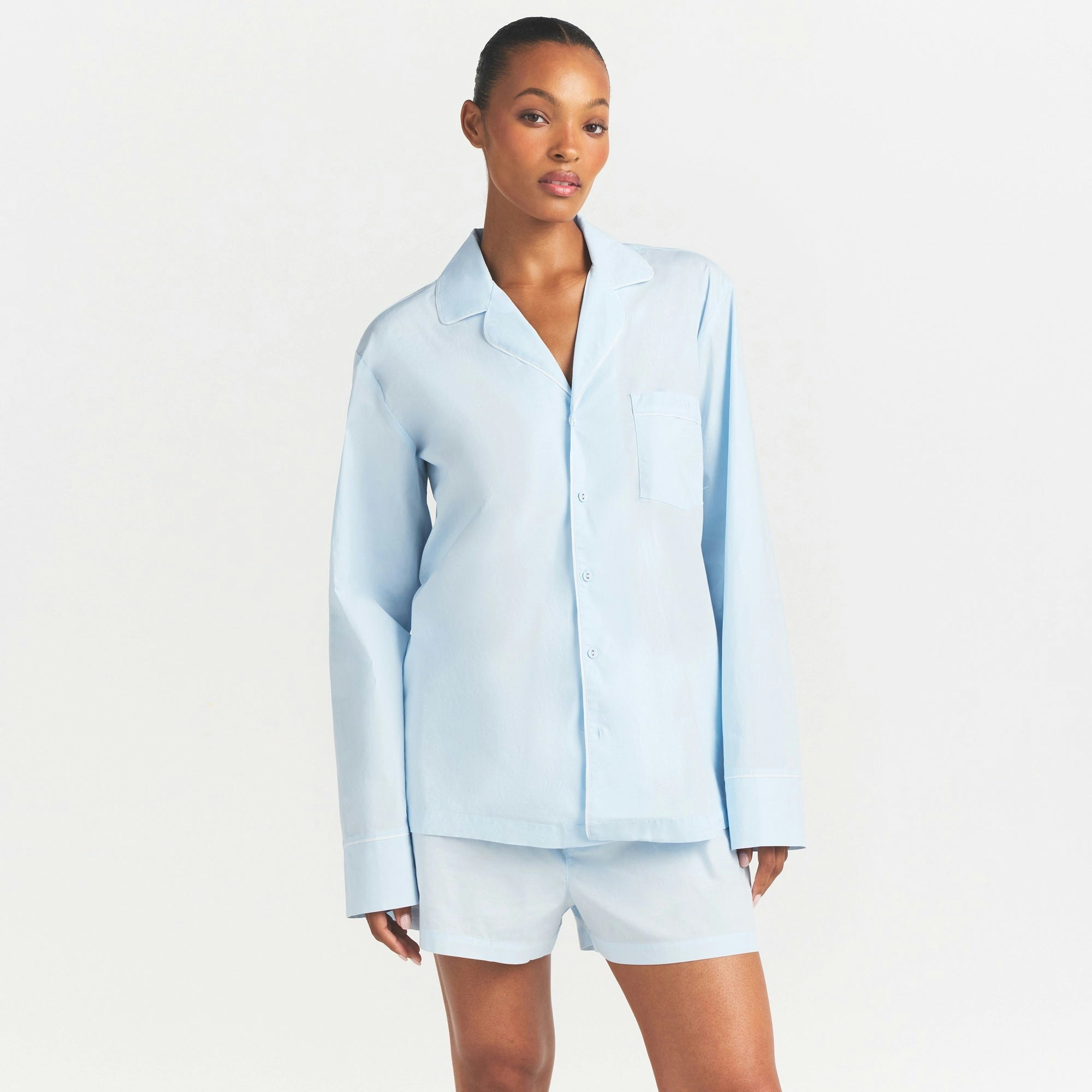 COTTON POPLIN SLEEP LONG SLEEVE AND BOXER SET | BABY BLUE CONTRAST ON A MODEL SIDE VIEW @ | FOCUS: 0.0, 1.0, 0.9