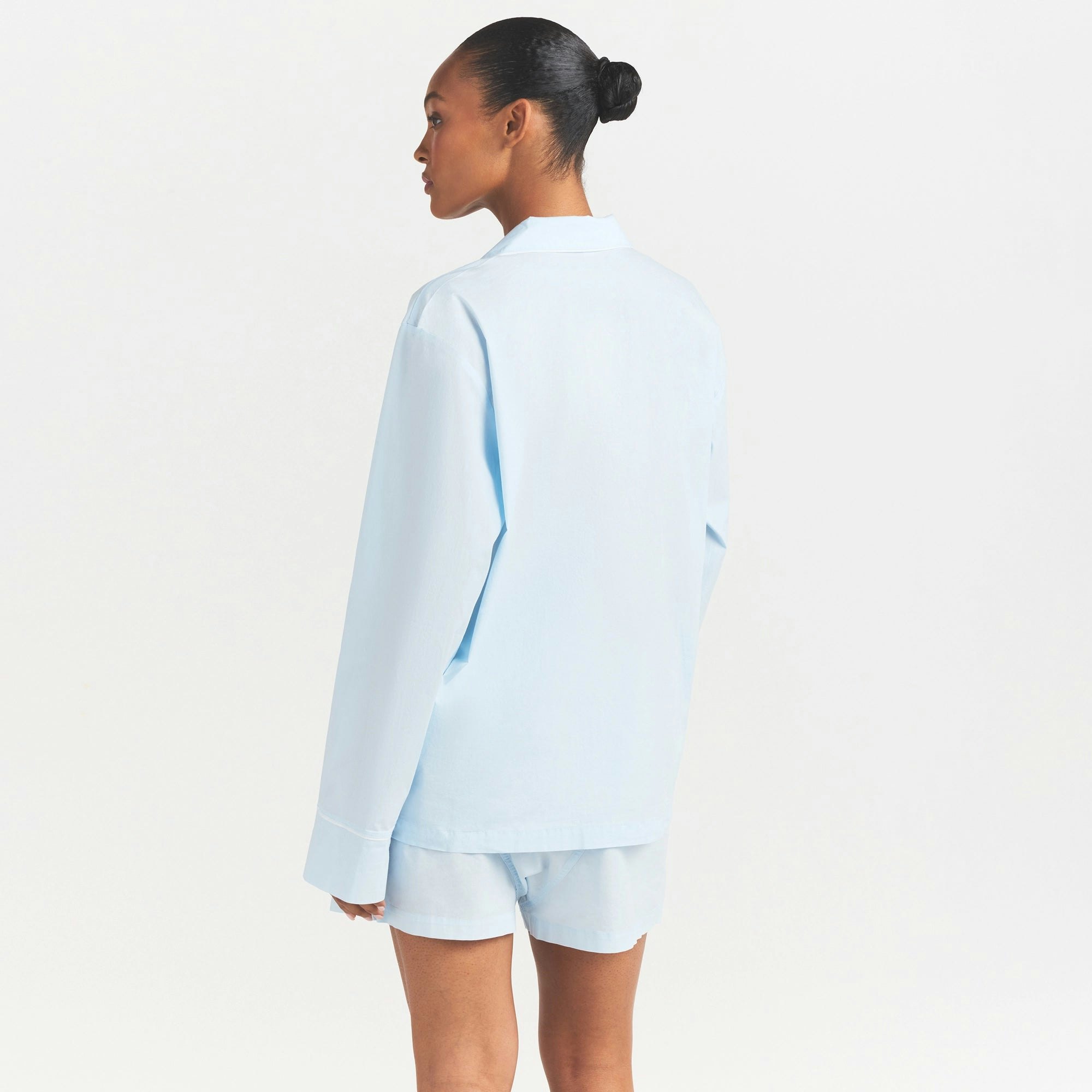 COTTON POPLIN SLEEP LONG SLEEVE AND BOXER SET | BABY BLUE CONTRAST ON A MODEL SIDE VIEW @ | FOCUS: 0.0, 1.0, 0.9