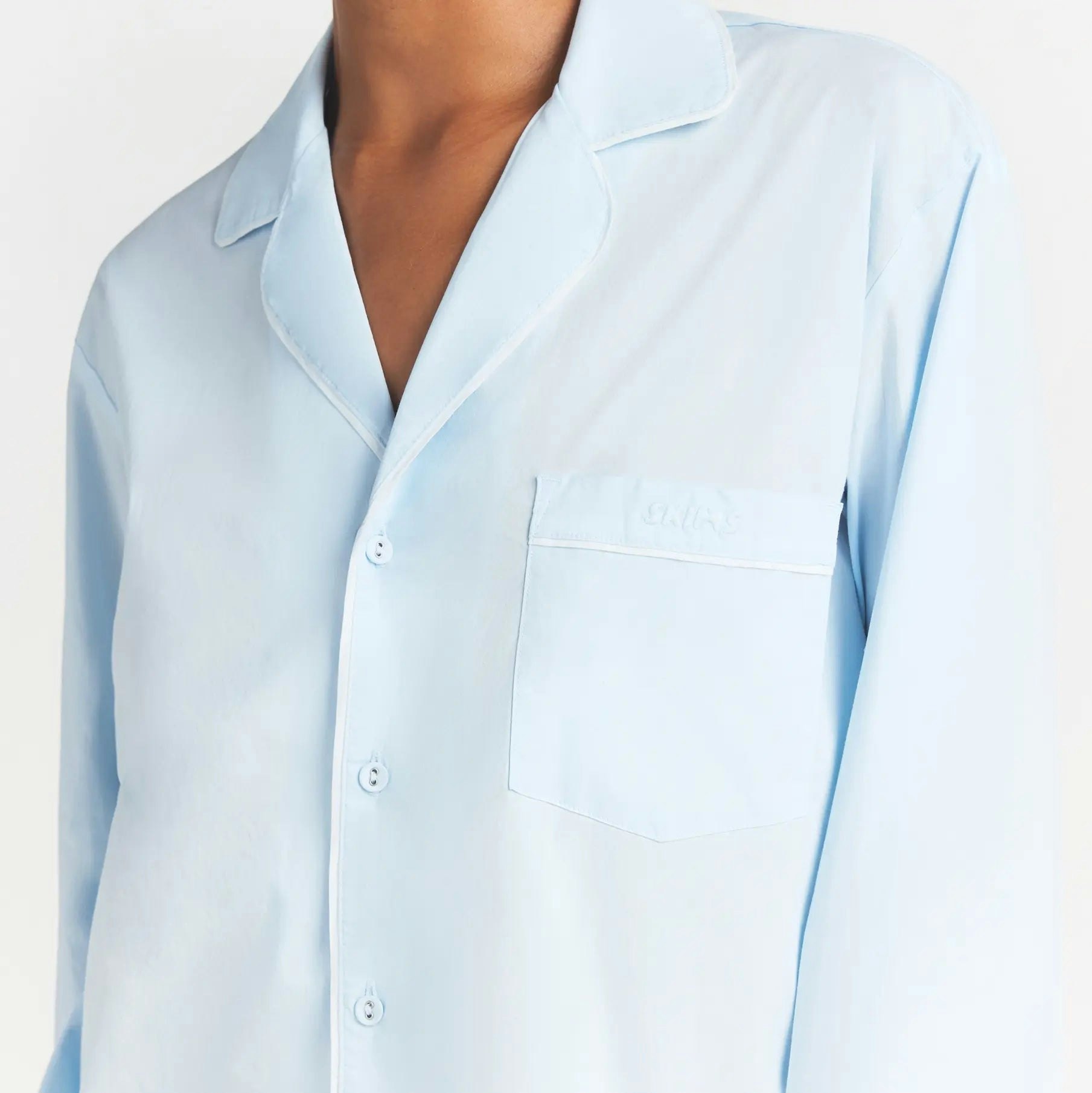 COTTON POPLIN SLEEP LONG SLEEVE AND BOXER SET | BABY BLUE CONTRAST ON A MODEL SIDE VIEW @ | FOCUS: 0.0, 1.0, 0.9