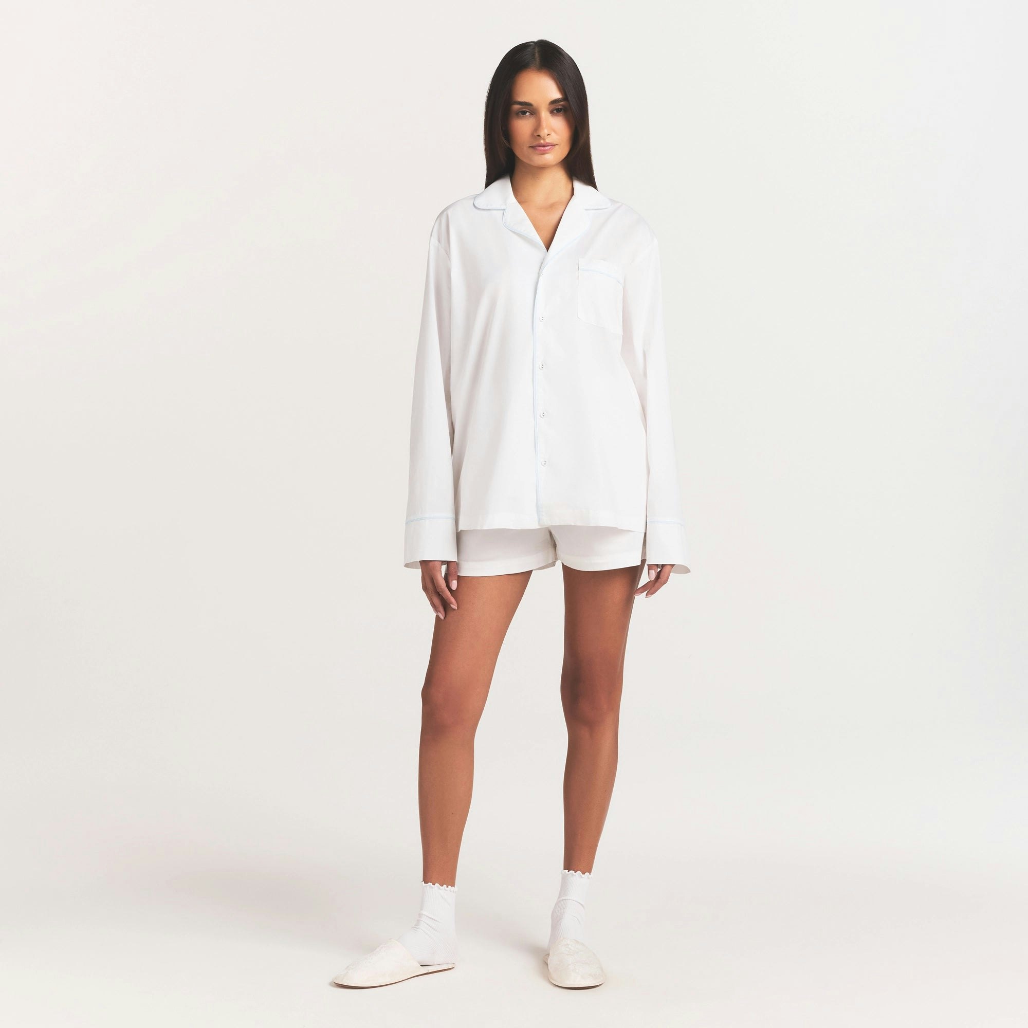 COTTON POPLIN SLEEP LONG SLEEVE AND BOXER SET | SNOW CONTRAST ON A MODEL FRONT VIEW @ | FOCUS: 0.0, 1.0, 0.9
