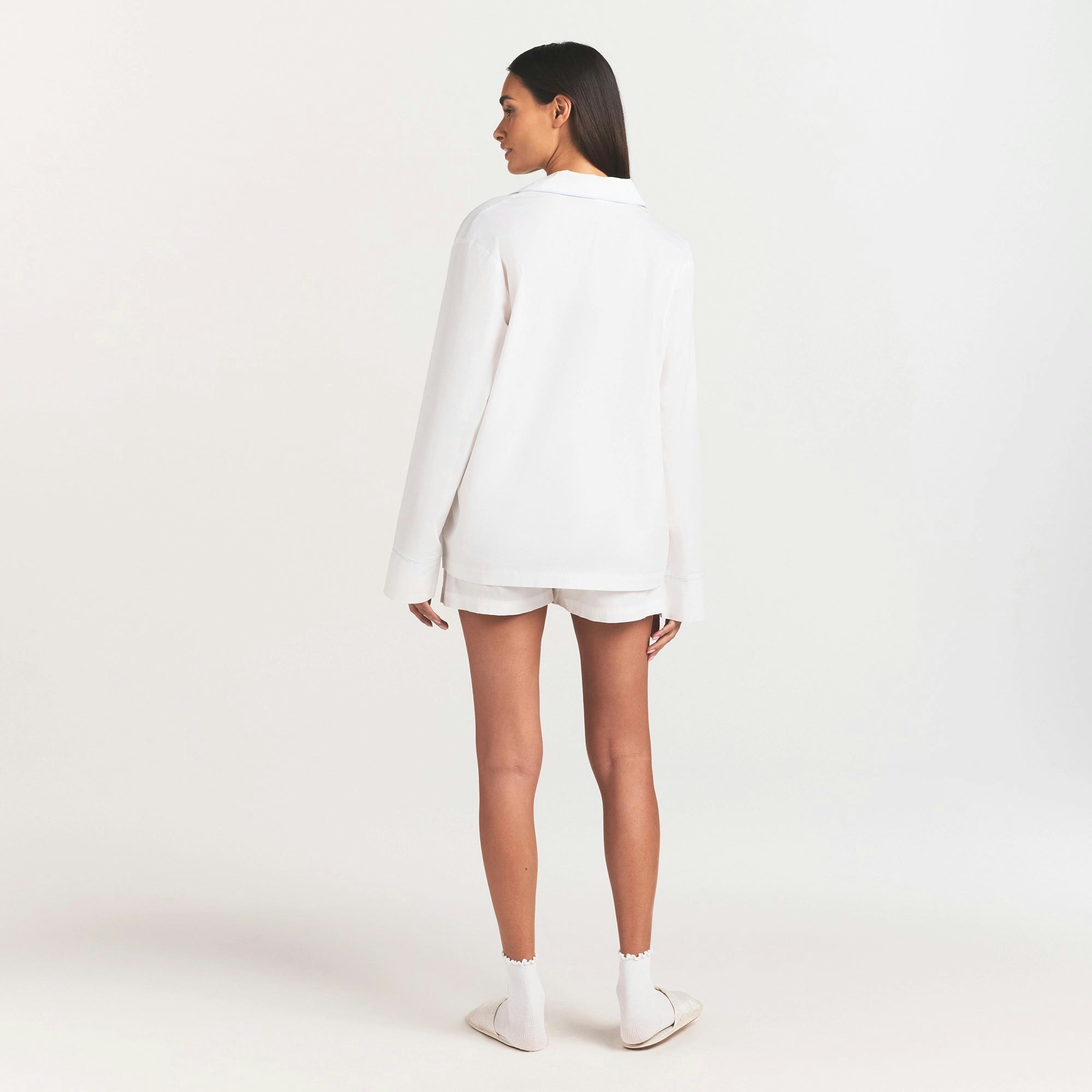 COTTON POPLIN SLEEP LONG SLEEVE AND BOXER SET | SNOW CONTRAST ON A MODEL FRONT VIEW @ | FOCUS: 0.0, 1.0, 0.9