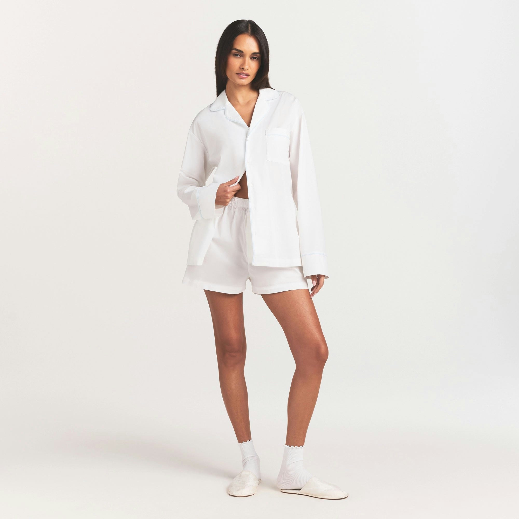 COTTON POPLIN SLEEP LONG SLEEVE AND BOXER SET | SNOW CONTRAST ON A MODEL FRONT VIEW @ | FOCUS: 0.0, 1.0, 0.9