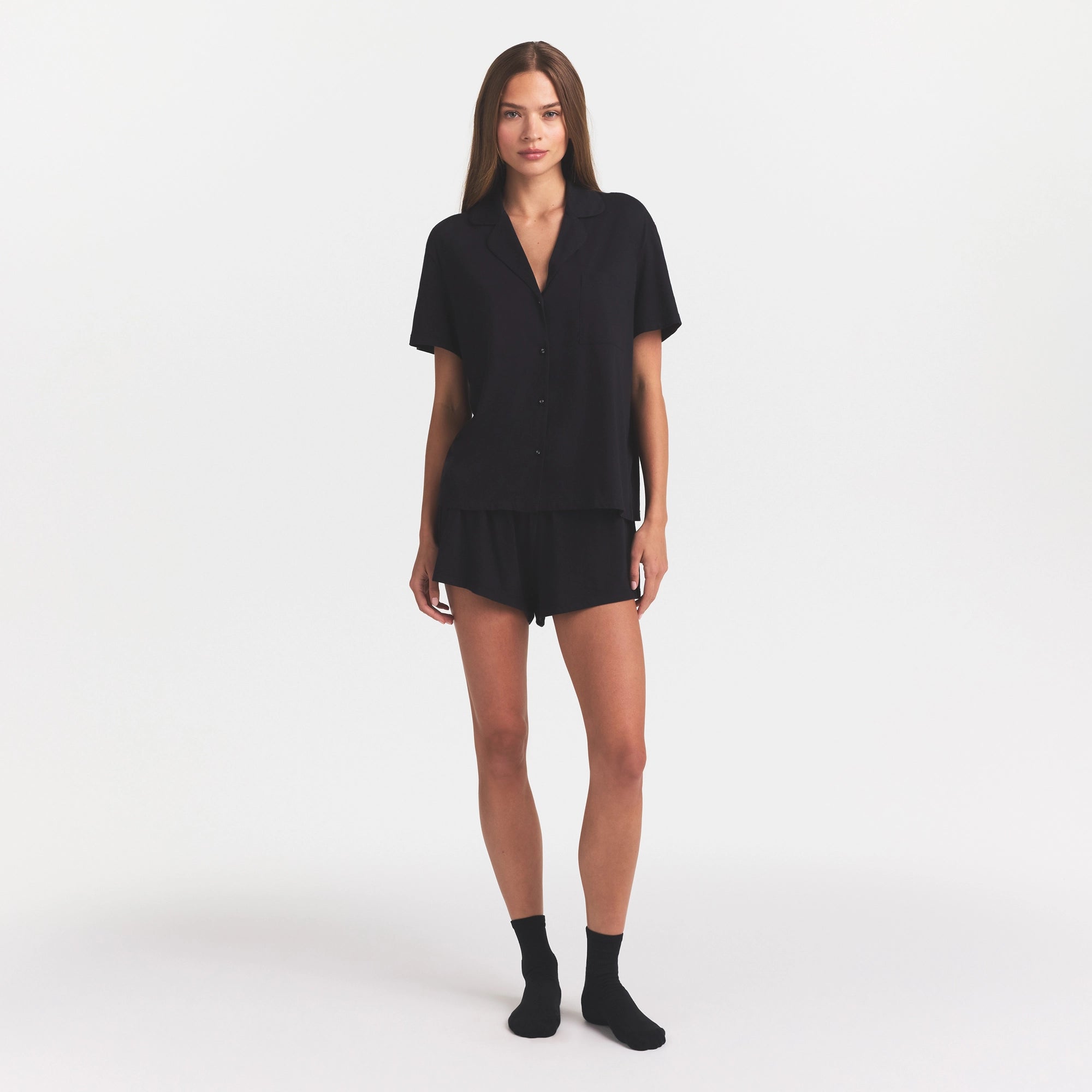 ORGANIC COTTON SLEEP SHORT SLEEVE SET | OBSIDIAN ON A MODEL FRONT VIEW @ | FOCUS: 0.0, 1.0, 0.9