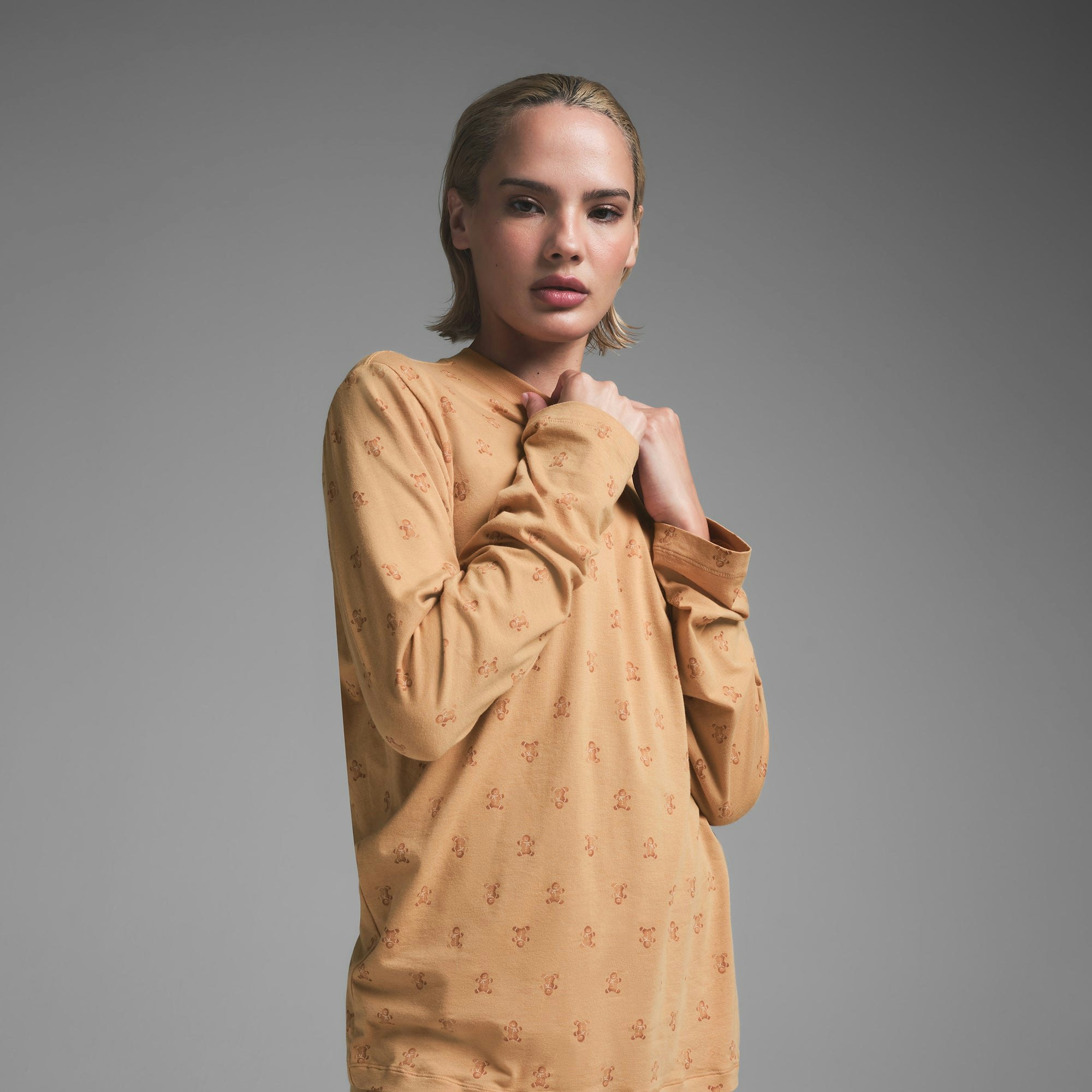 BOYFRIEND LONG SLEEVE T-SHIRT AND BOXER SET | CARAMEL GINGERBREAD PRINT ON A MODEL SIDE VIEW