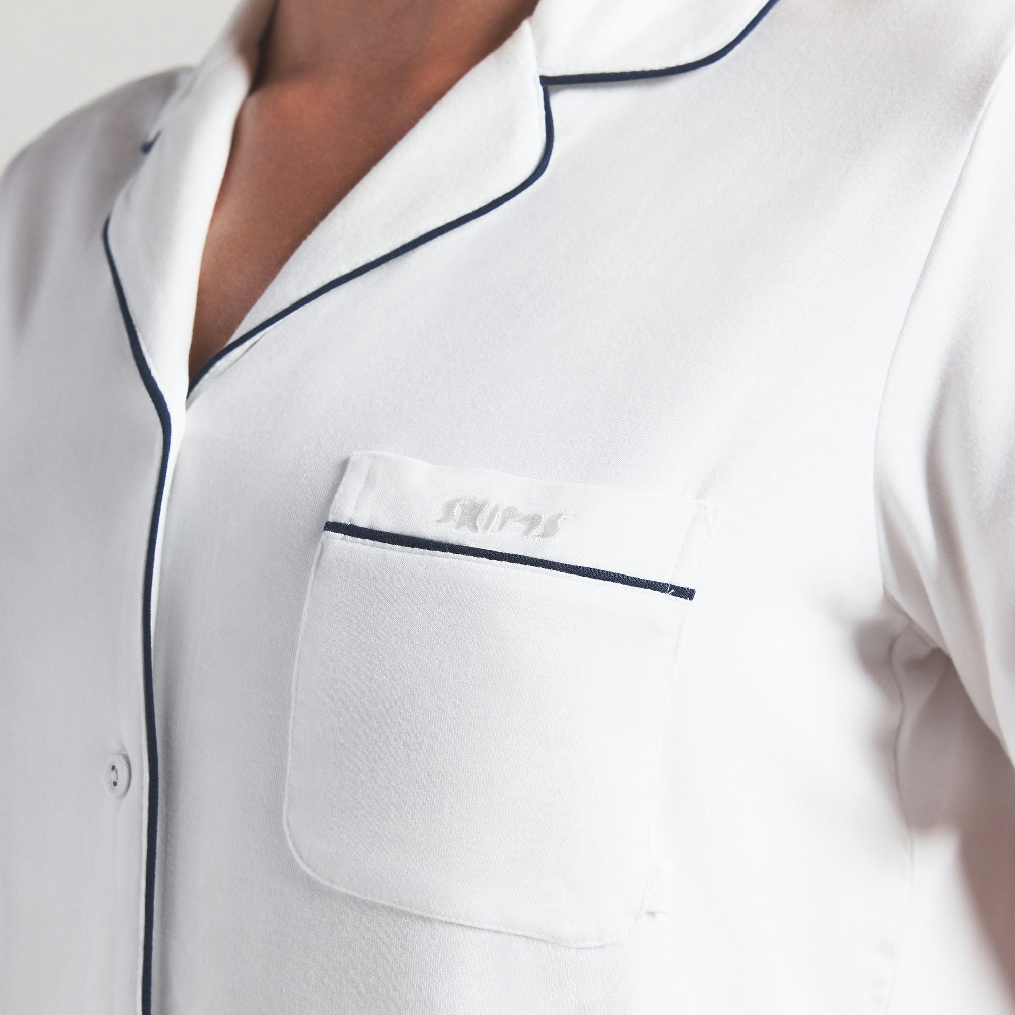 SKIMS SLEEP SHORT SLEEVE BUTTON UP SET | MARBLE CONTRAST ON A MODEL SIDE VIEW | FOCUS: 0.0, 1.0, 0.9