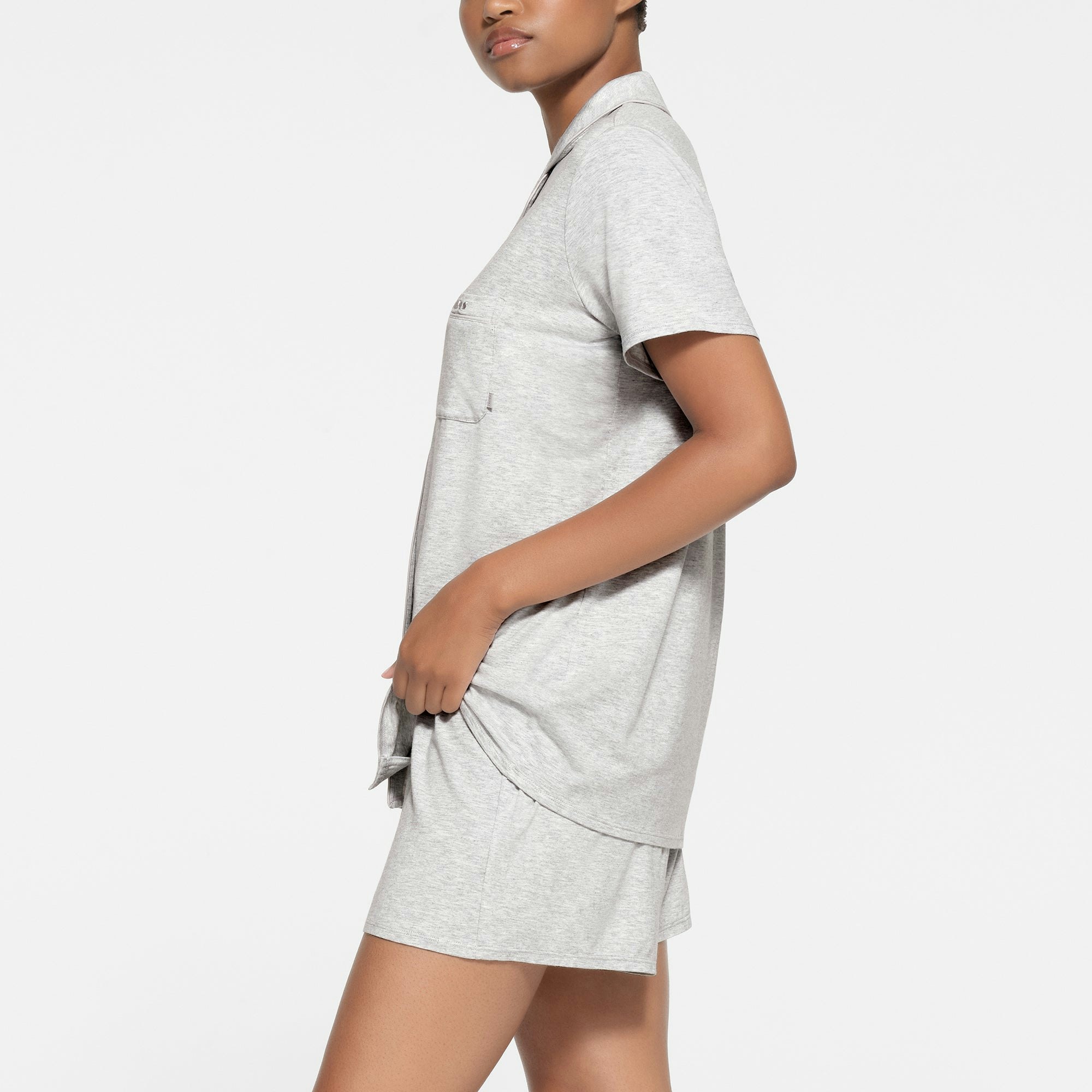 SKIMS SLEEP SHORT SLEEVE BUTTON UP SET | LIGHT HEATHER GREY ON A MODEL SIDE VIEW