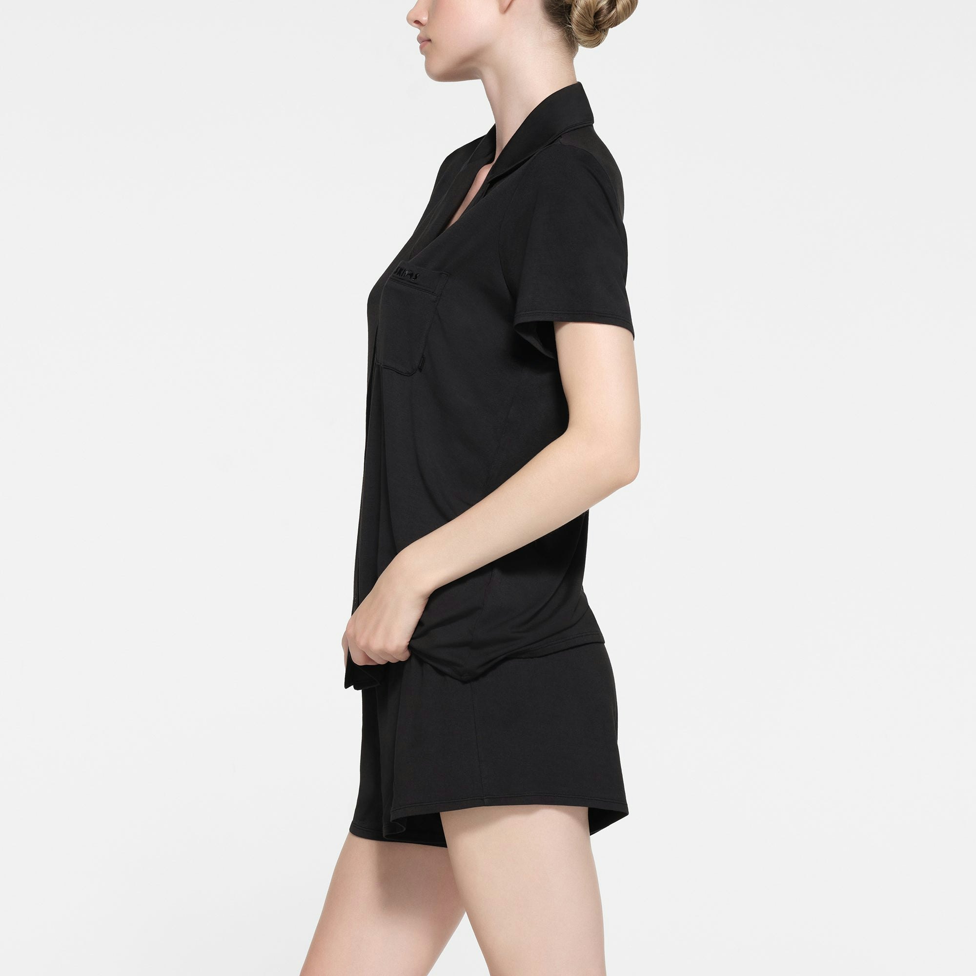 SKIMS SLEEP SHORT SLEEVE BUTTON UP SET | ONYX ON A MODEL SIDE VIEW