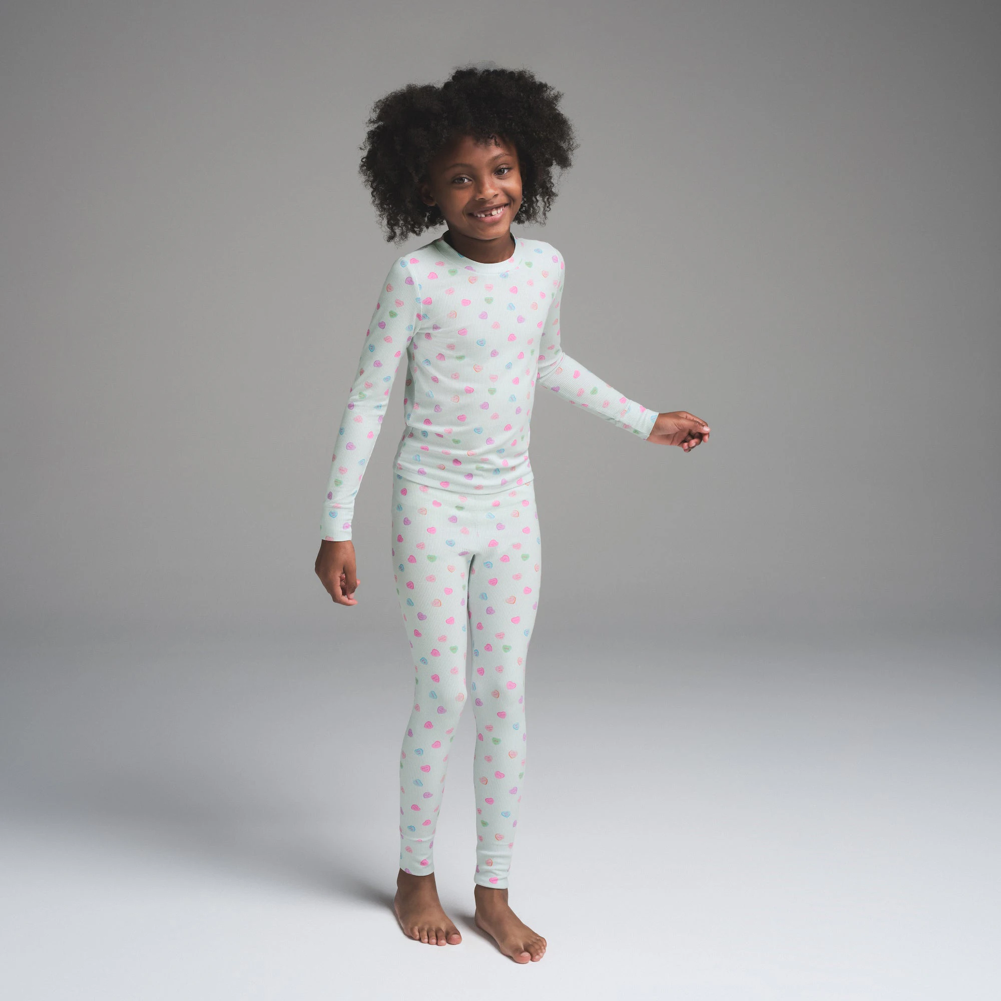 SOFT LOUNGE KIDS SLEEP SET | CLOUD CANDY HEART PRINT ON A MODEL FRONT VIEW | FOCUS: 0.0, 1.0, 0.9