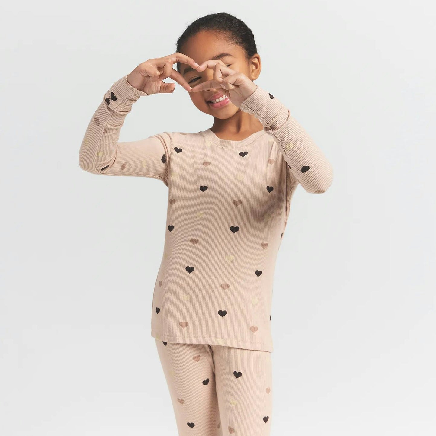 SOFT LOUNGE KIDS SLEEP SET | MICA MINI HEART HALFDROP ON A MODEL FRONT VIEW @ | FOCUS: 0.0, 1.0, 0.9