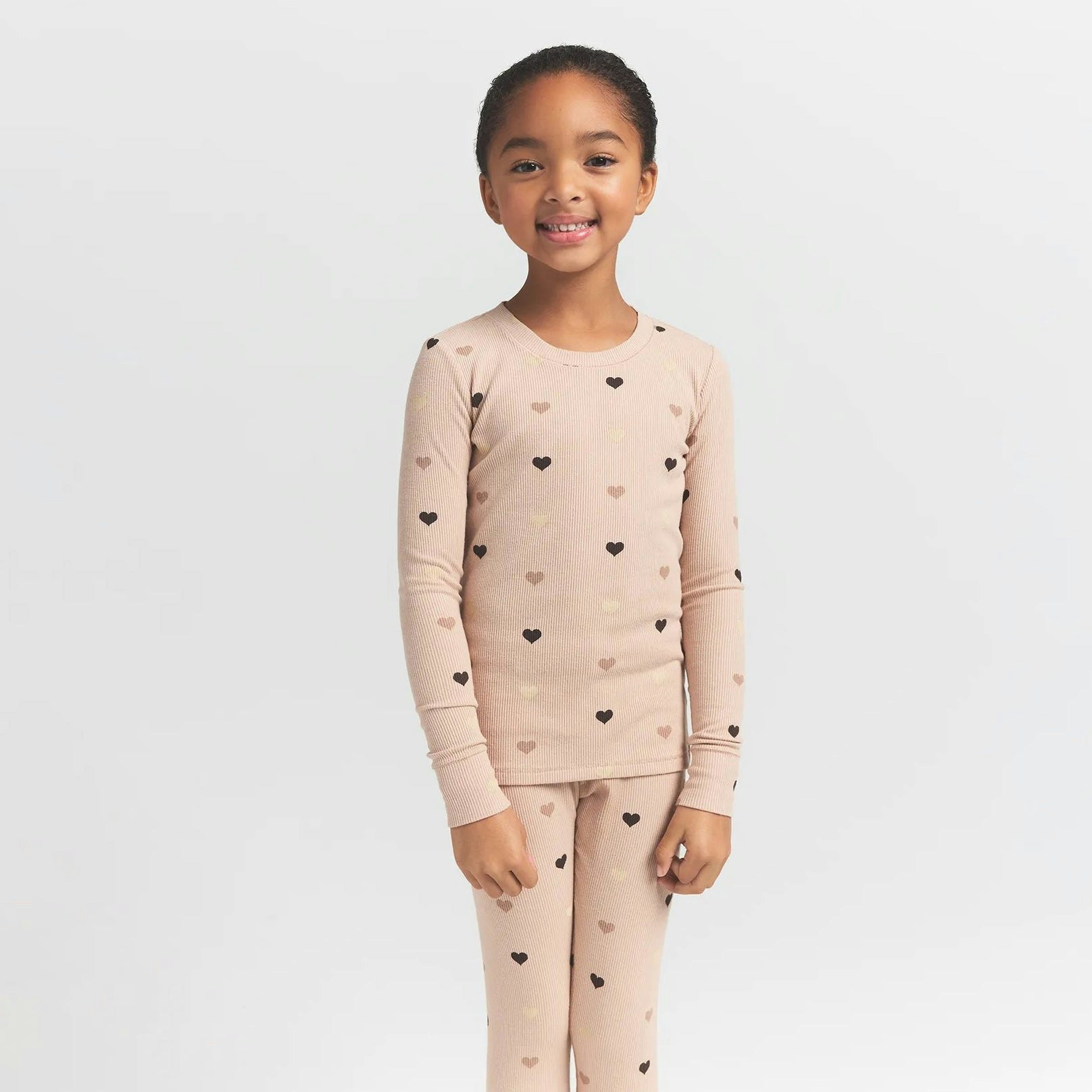 SOFT LOUNGE KIDS SLEEP SET | MICA MINI HEART HALFDROP ON A MODEL FRONT VIEW @ | FOCUS: 0.0, 1.0, 0.9