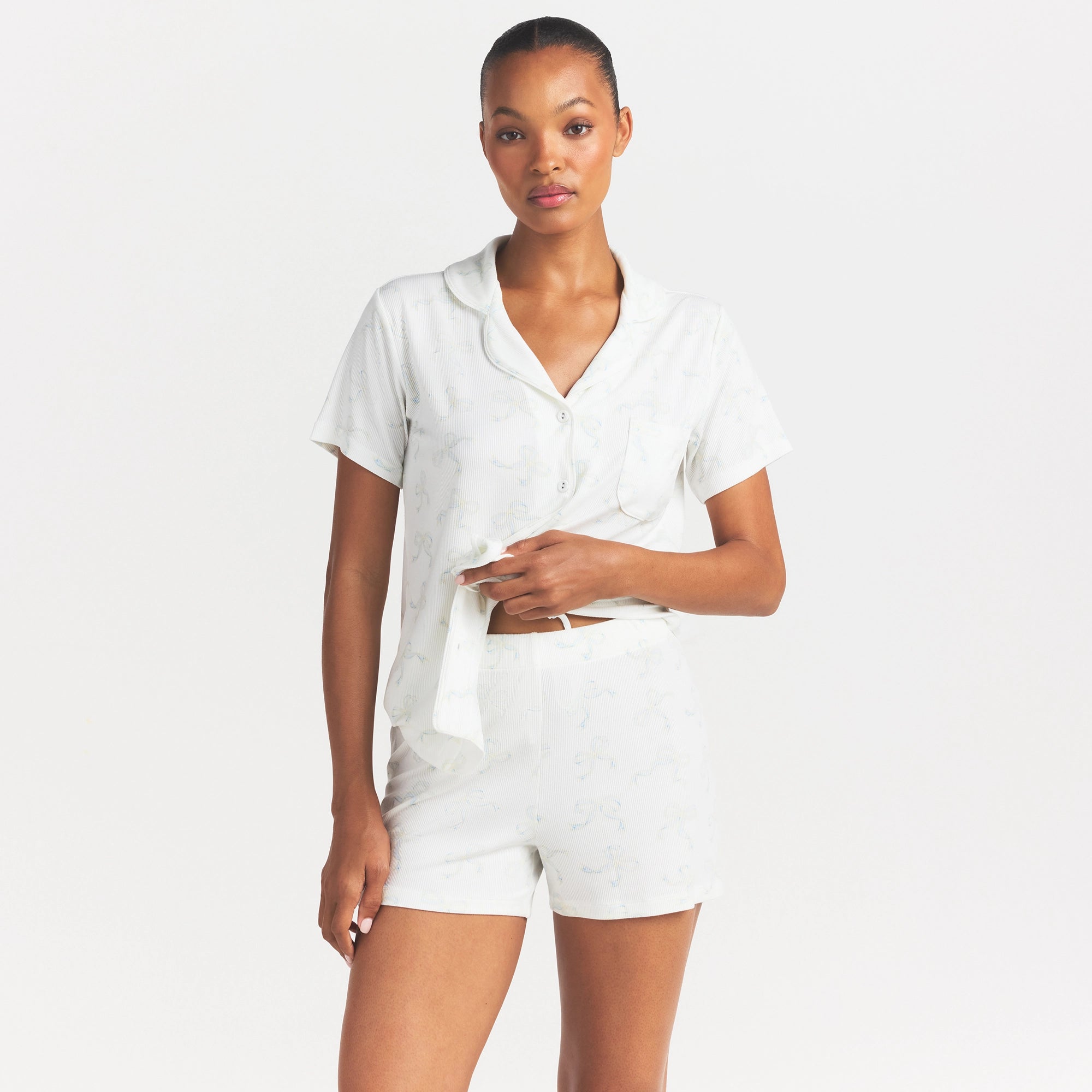 SOFT LOUNGE SHORT SLEEP SET | IVORY PEARL BOWS PRINT ON A MODEL SIDE VIEW @ | FOCUS: 0.0, 1.0, 0.9