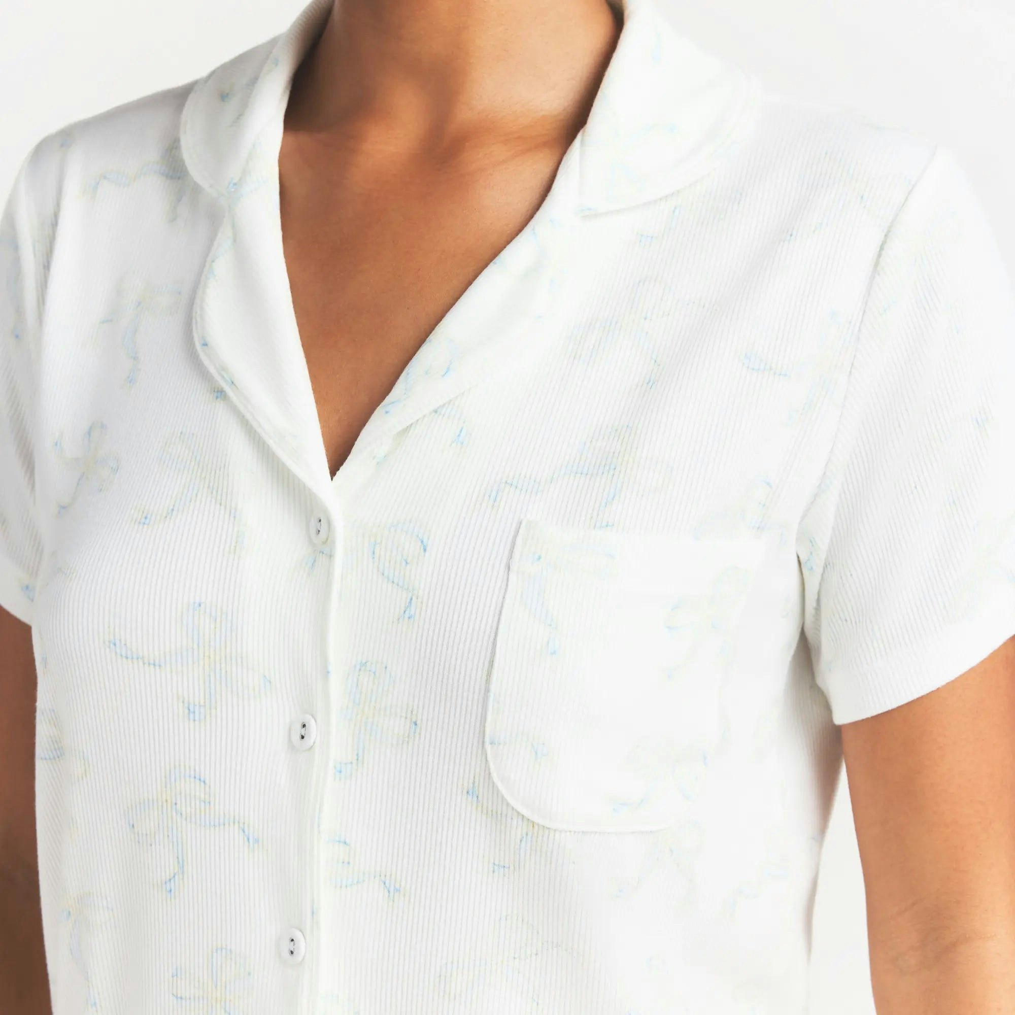 SOFT LOUNGE SHORT SLEEP SET | IVORY PEARL BOWS PRINT ON A MODEL SIDE VIEW @ | FOCUS: 0.0, 1.0, 0.9