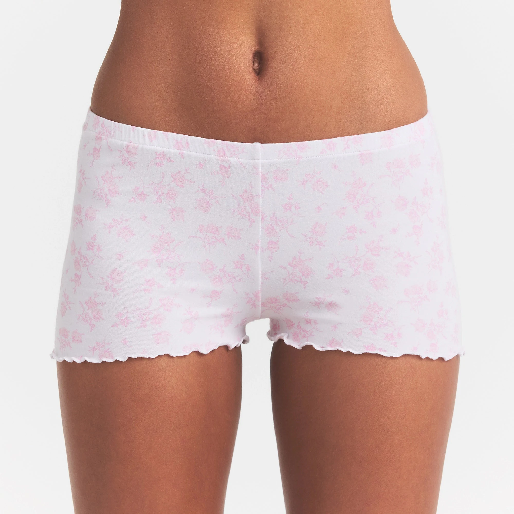 SKIMS SLEEP CAMI SET | SNOW DELICATE FLORAL PRINT ON A MODEL FRONT VIEW