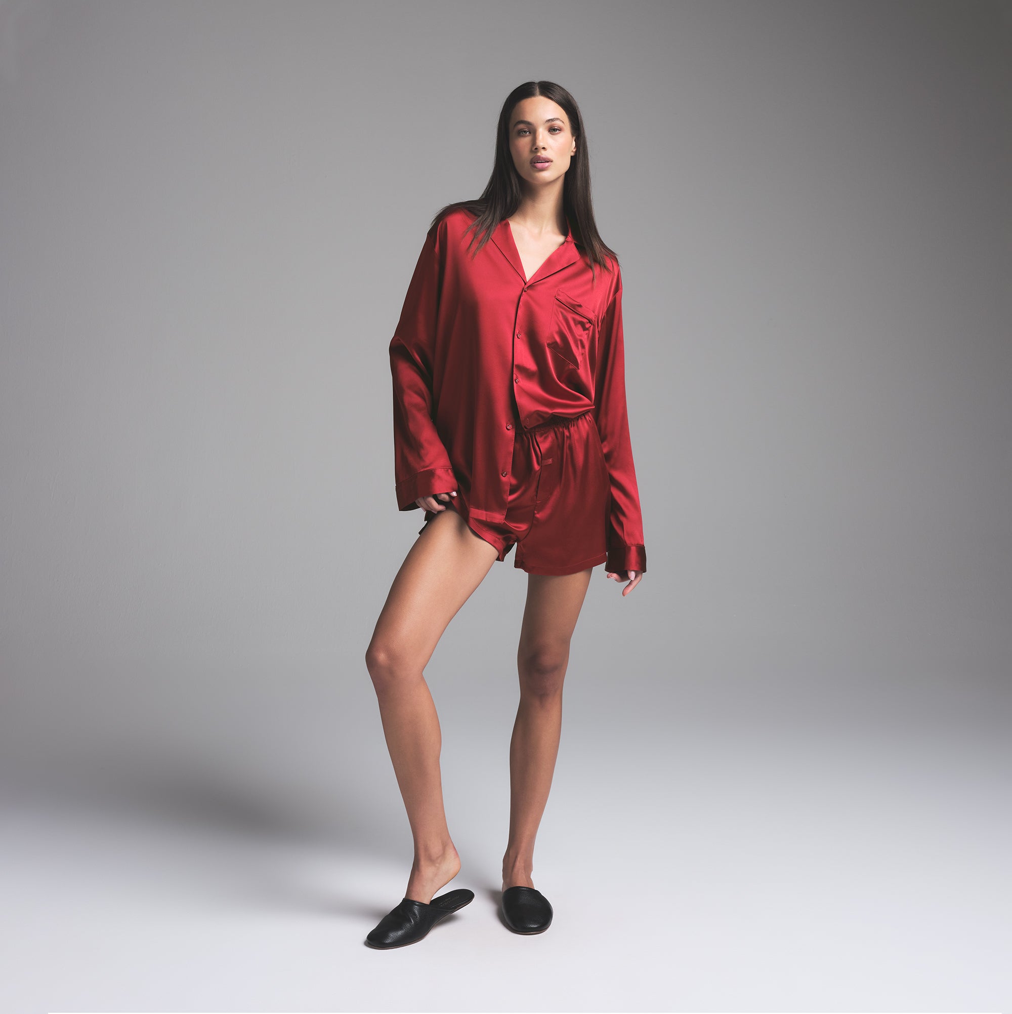 SILK OVERSIZED SLEEP SET | BRICK ON A MODEL FRONT VIEW | FOCUS: 0.0, 1.0, 0.9