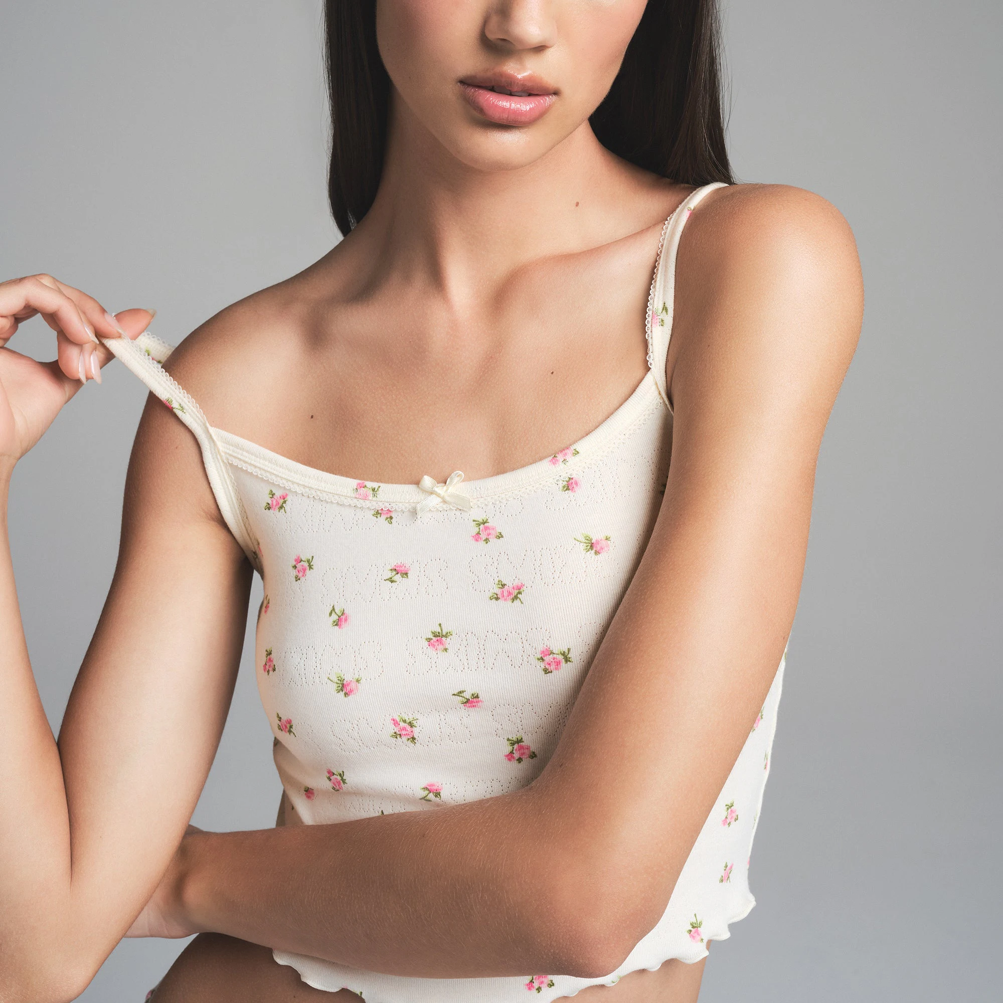 LOGO POINTELLE CROPPED CAMI SET | MARBLE PINK ROSEBUD PRINT ON A MODEL SIDE VIEW | FOCUS: 0.0, 1.0, 0.9
