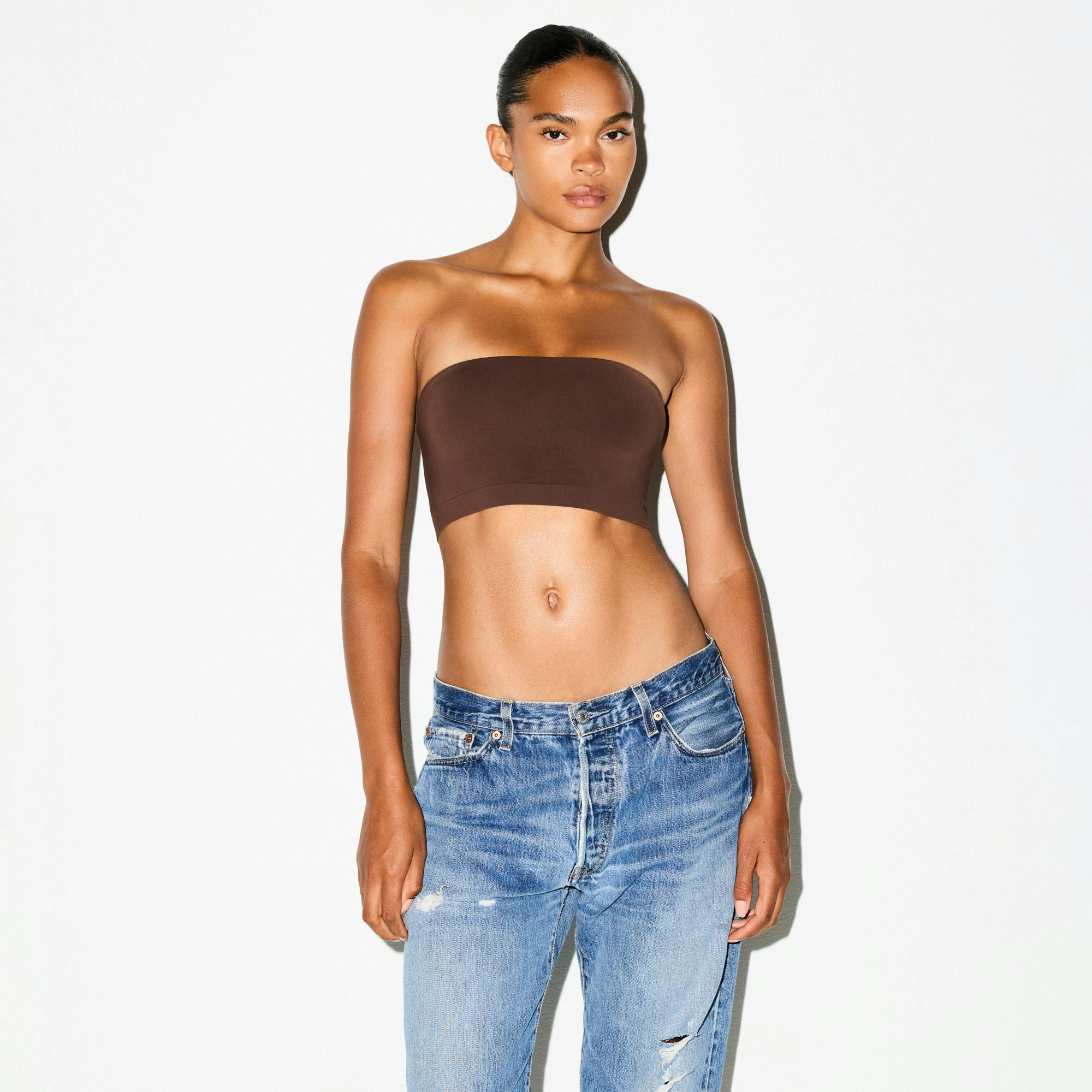 SOFT SMOOTHING SEAMLESS PADDED BANDEAU | COCOA ON A MODEL SIDE VIEW @ | FOCUS: 0.0, 1.0, 0.9