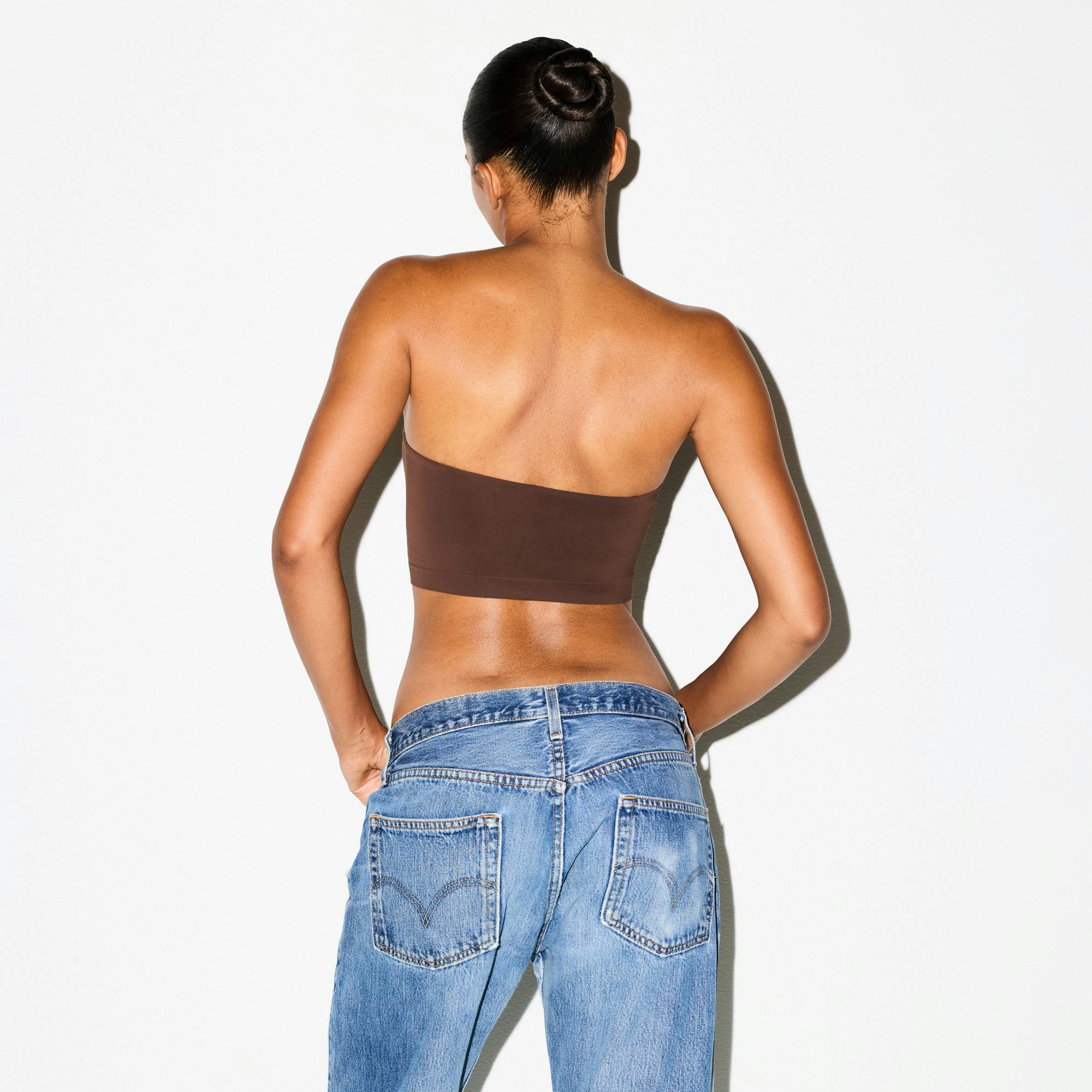 SOFT SMOOTHING SEAMLESS PADDED BANDEAU | COCOA ON A MODEL SIDE VIEW @ | FOCUS: 0.0, 1.0, 0.9