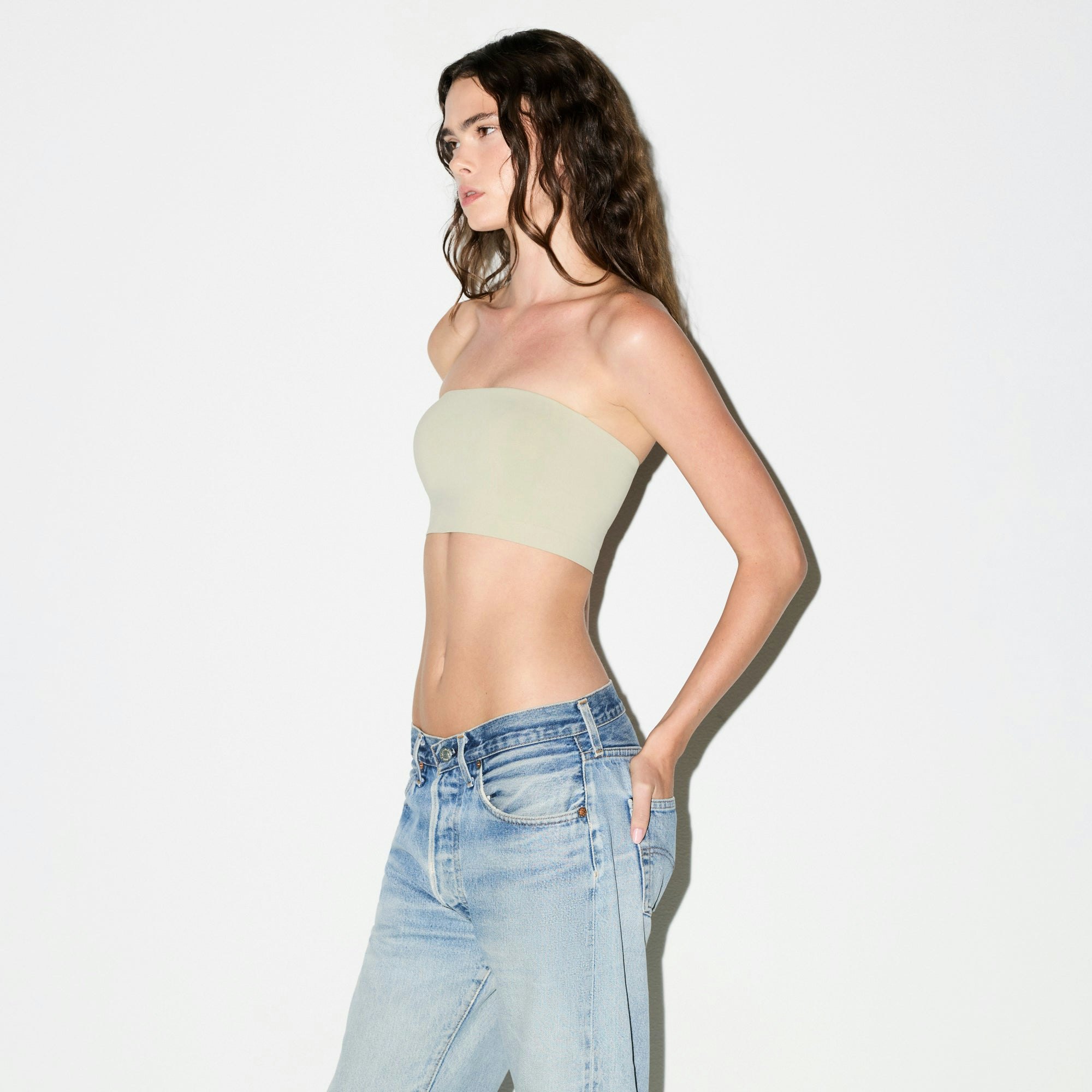 SOFT SMOOTHING SEAMLESS PADDED BANDEAU | ELM ON A MODEL SIDE VIEW @ | FOCUS: 0.0, 1.0, 0.9