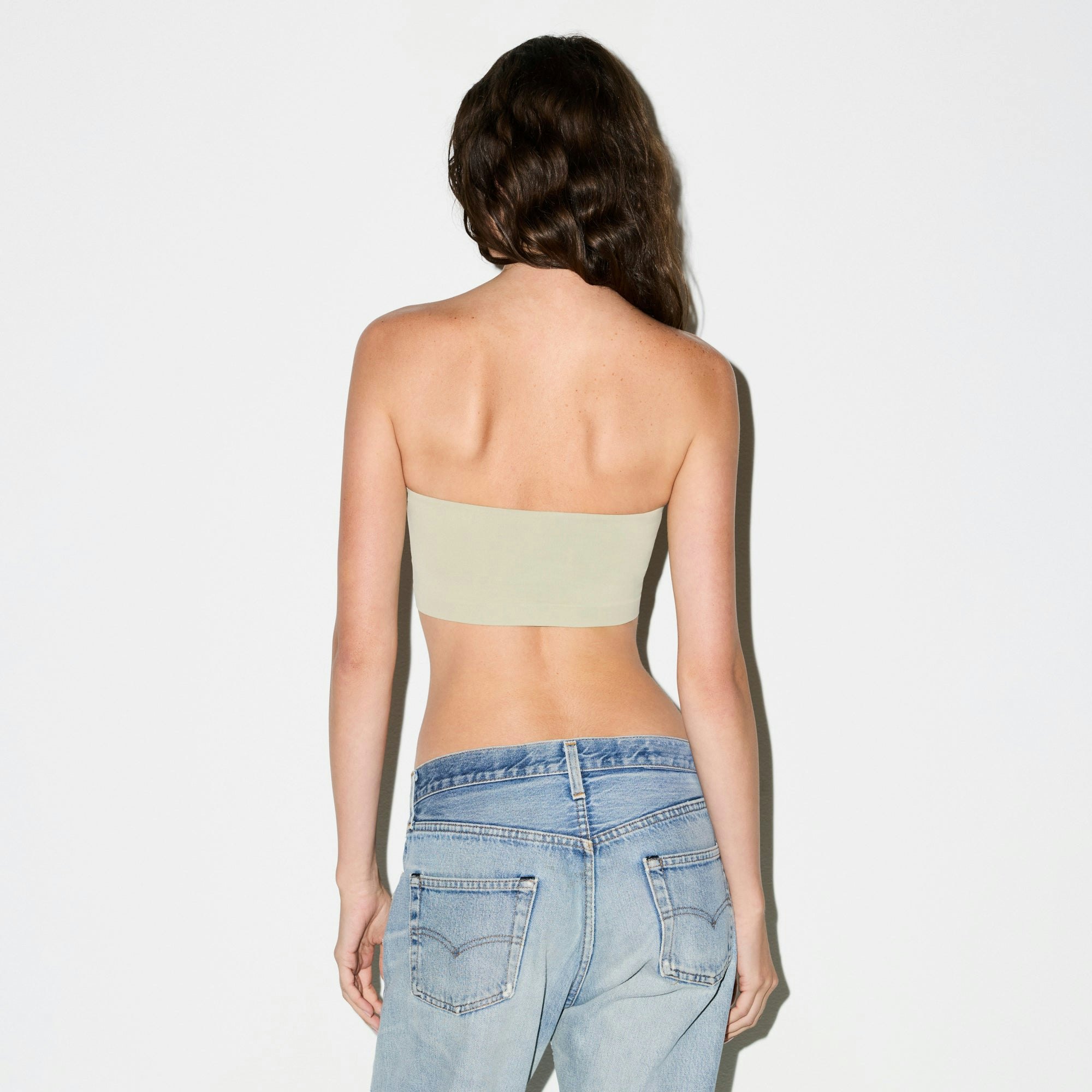 SOFT SMOOTHING SEAMLESS PADDED BANDEAU | ELM ON A MODEL SIDE VIEW @ | FOCUS: 0.0, 1.0, 0.9