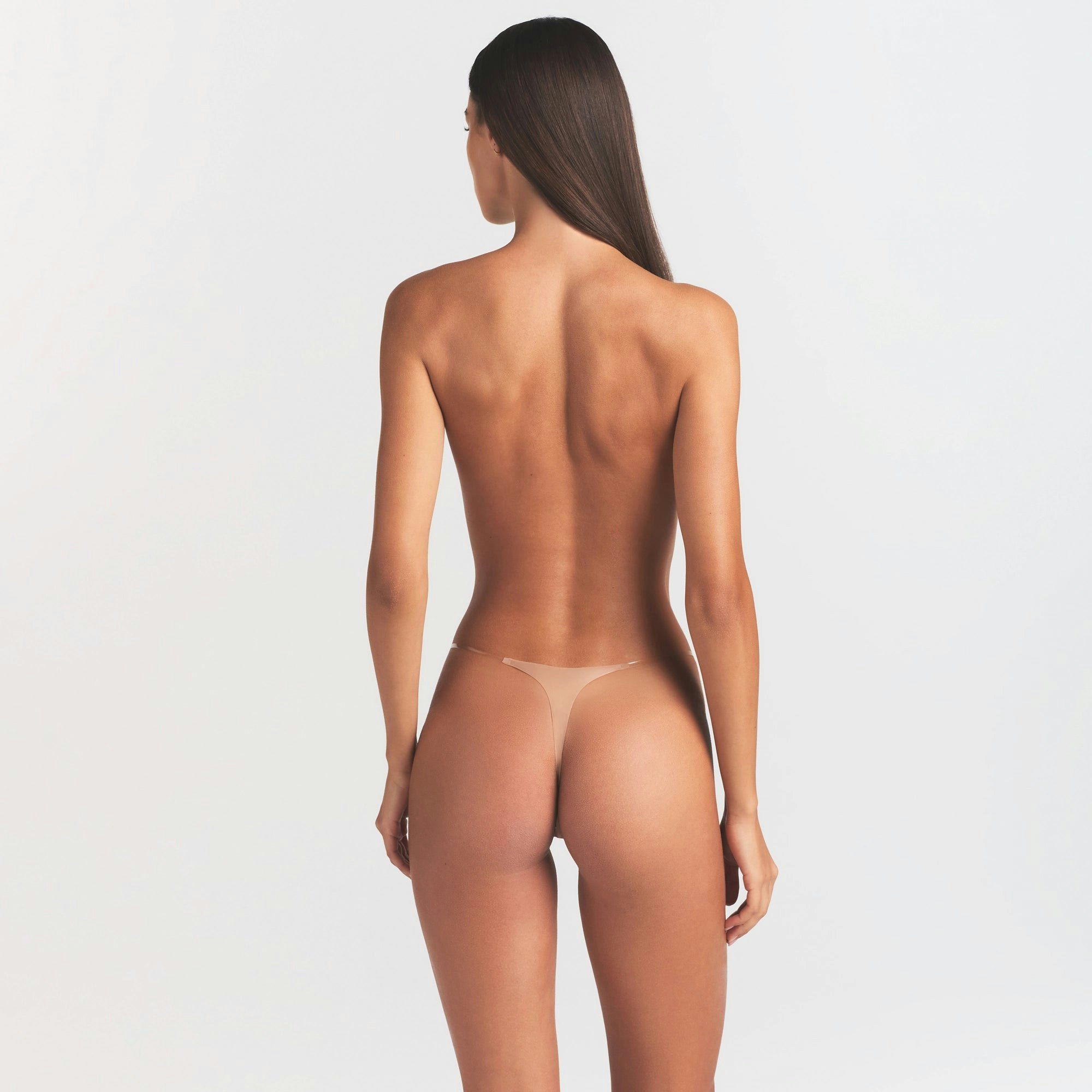 SKIMS STICKY BRA | CLAY ON A MODEL SIDE VIEW @ | FOCUS: 0.0, 1.0, 0.9