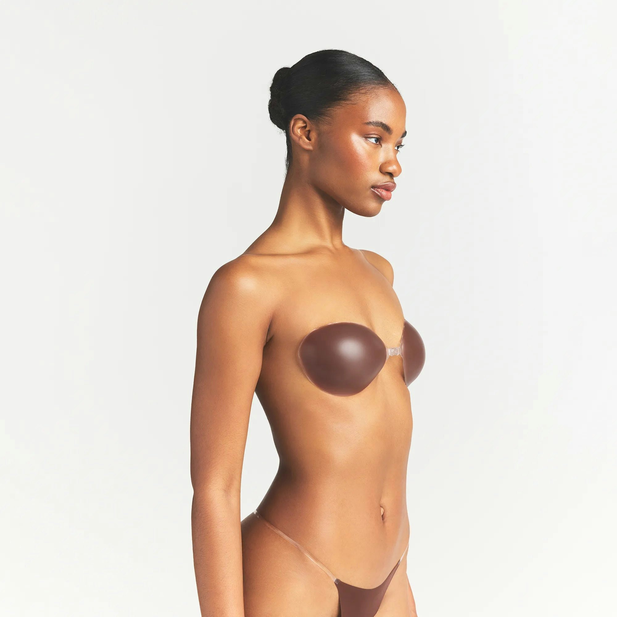 SKIMS STICKY BRA | COCOA ON A MODEL SIDE VIEW @ | FOCUS: 0.0, 1.0, 0.9