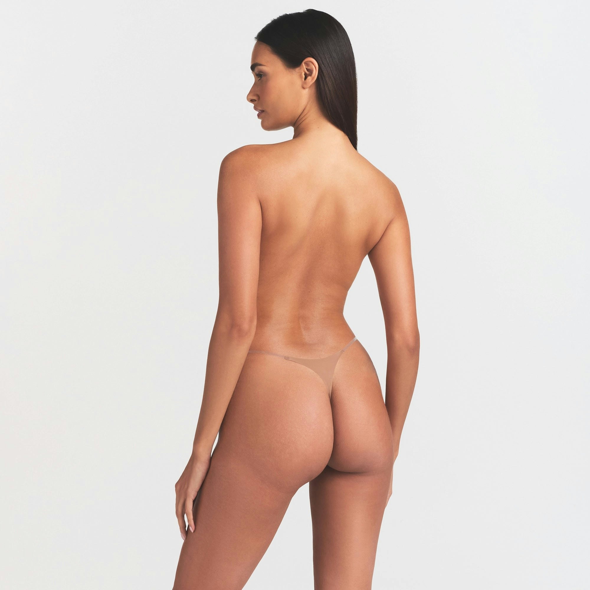 SKIMS STICKY BRA | SIENNA ON A MODEL SIDE VIEW @ | FOCUS: 0.0, 1.0, 0.9