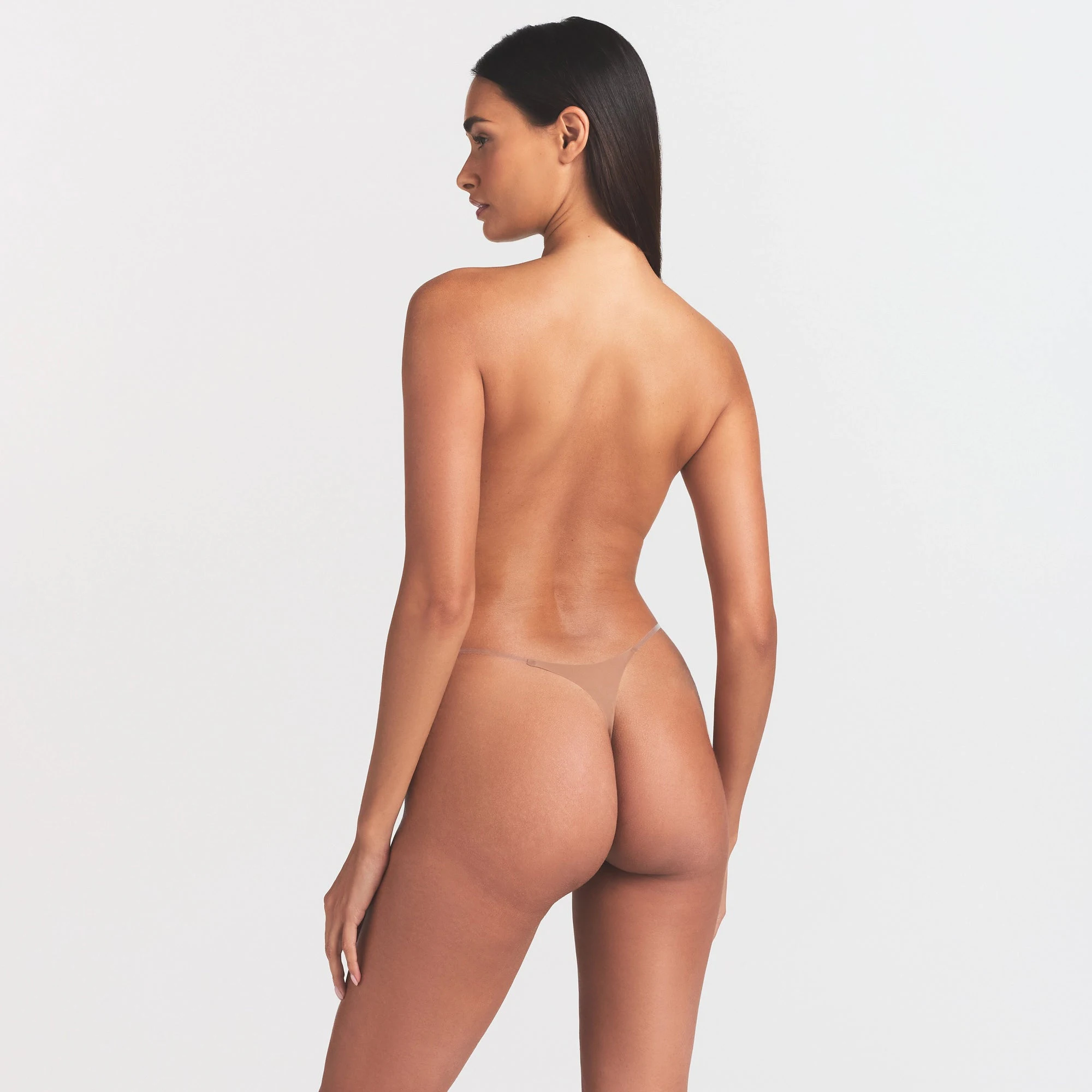 SKIMS STICKY BRA | SIENNA ON A MODEL SIDE VIEW @ | FOCUS: 0.0, 1.0, 0.9