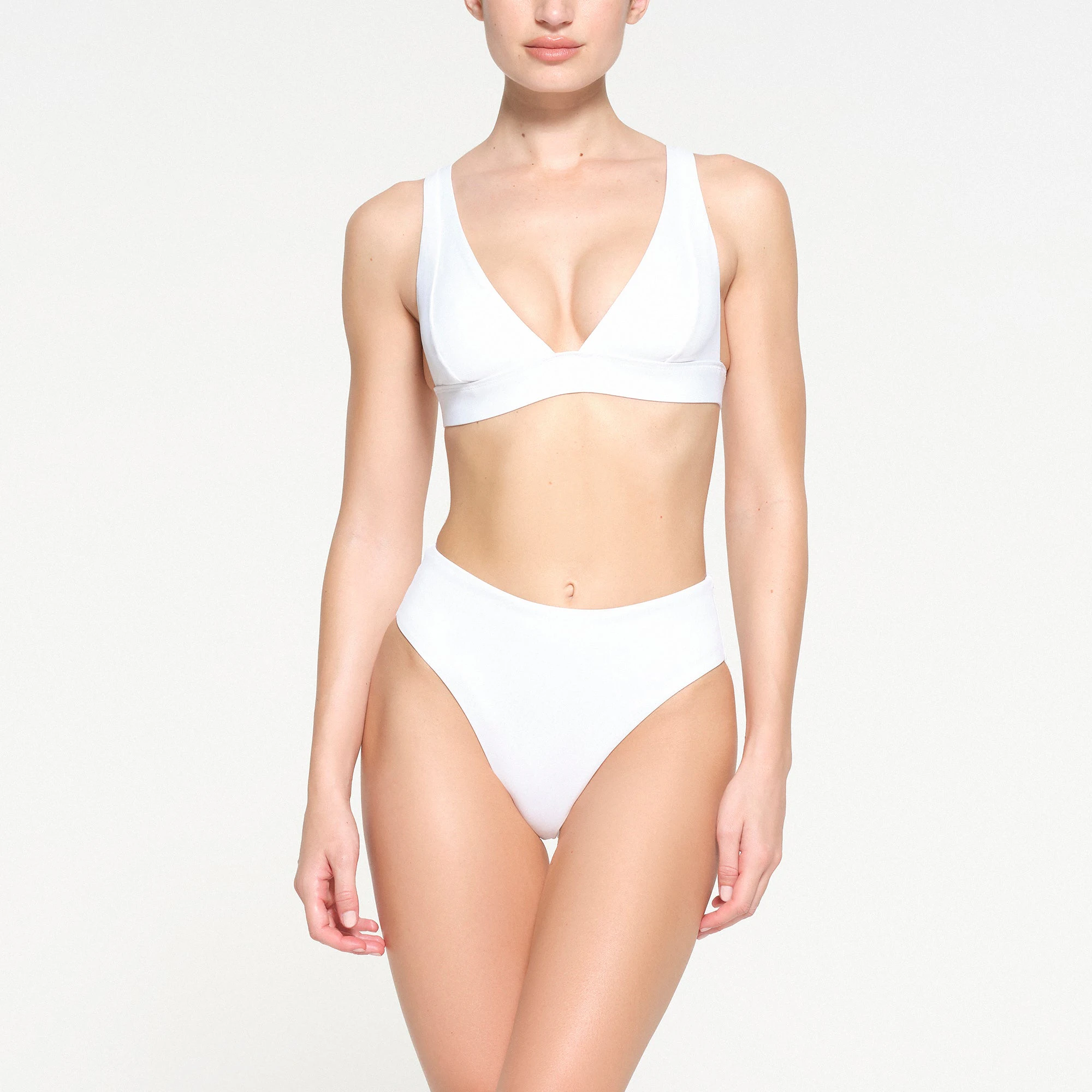SIGNATURE SWIM PLUNGE BIKINI TOP | SNOW ON A MODEL FRONT VIEW