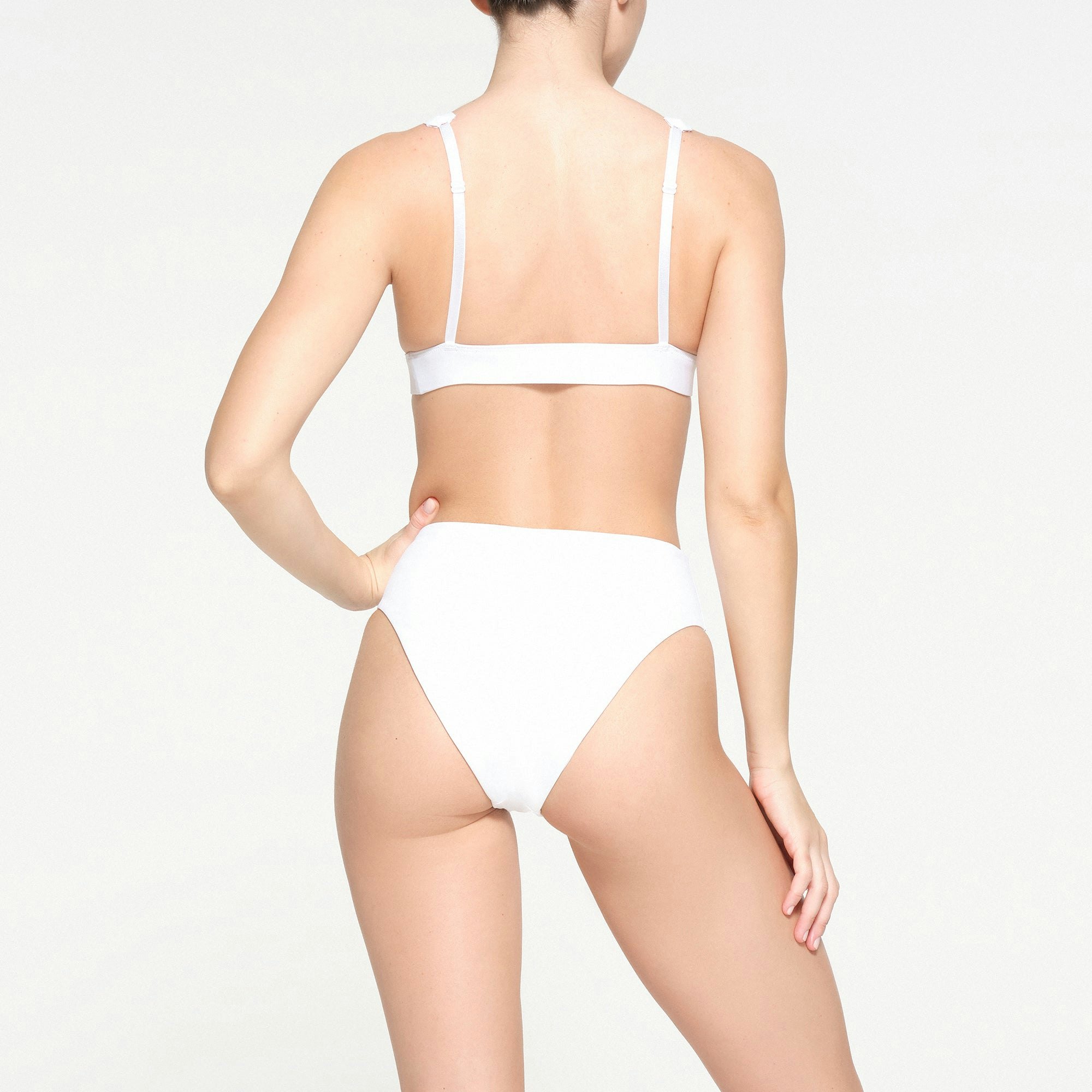 SIGNATURE SWIM PLUNGE BIKINI TOP | SNOW ON A MODEL BACK VIEW